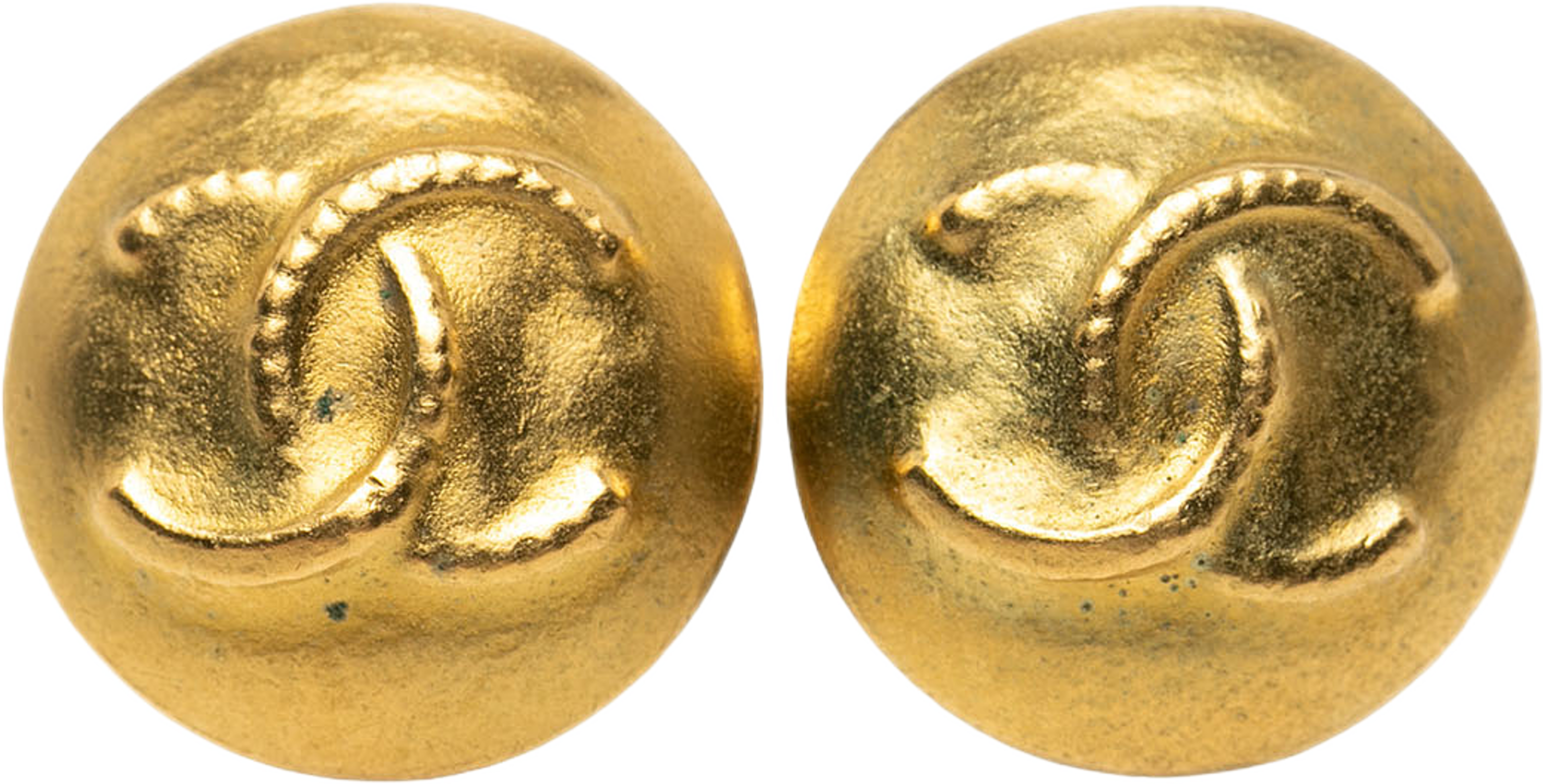 Chanel Cc Gold Plated Round Clip On Earrings, från Luxclusif, i färgen guld. Klicka för att öppna bilden i stort format