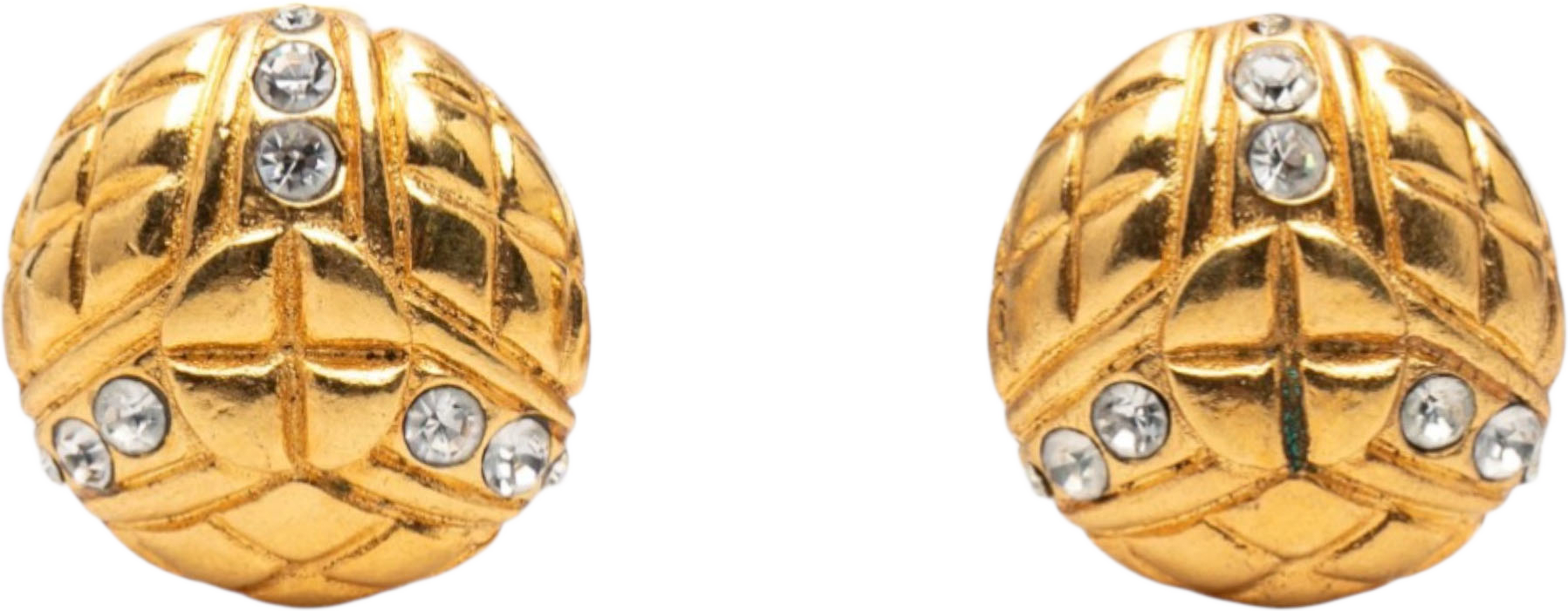 Chanel Gold Plated Rhinestone Quilted Round Clip On Earrings, från Luxclusif, i färgen gold. Klicka för att öppna bilden i stort format