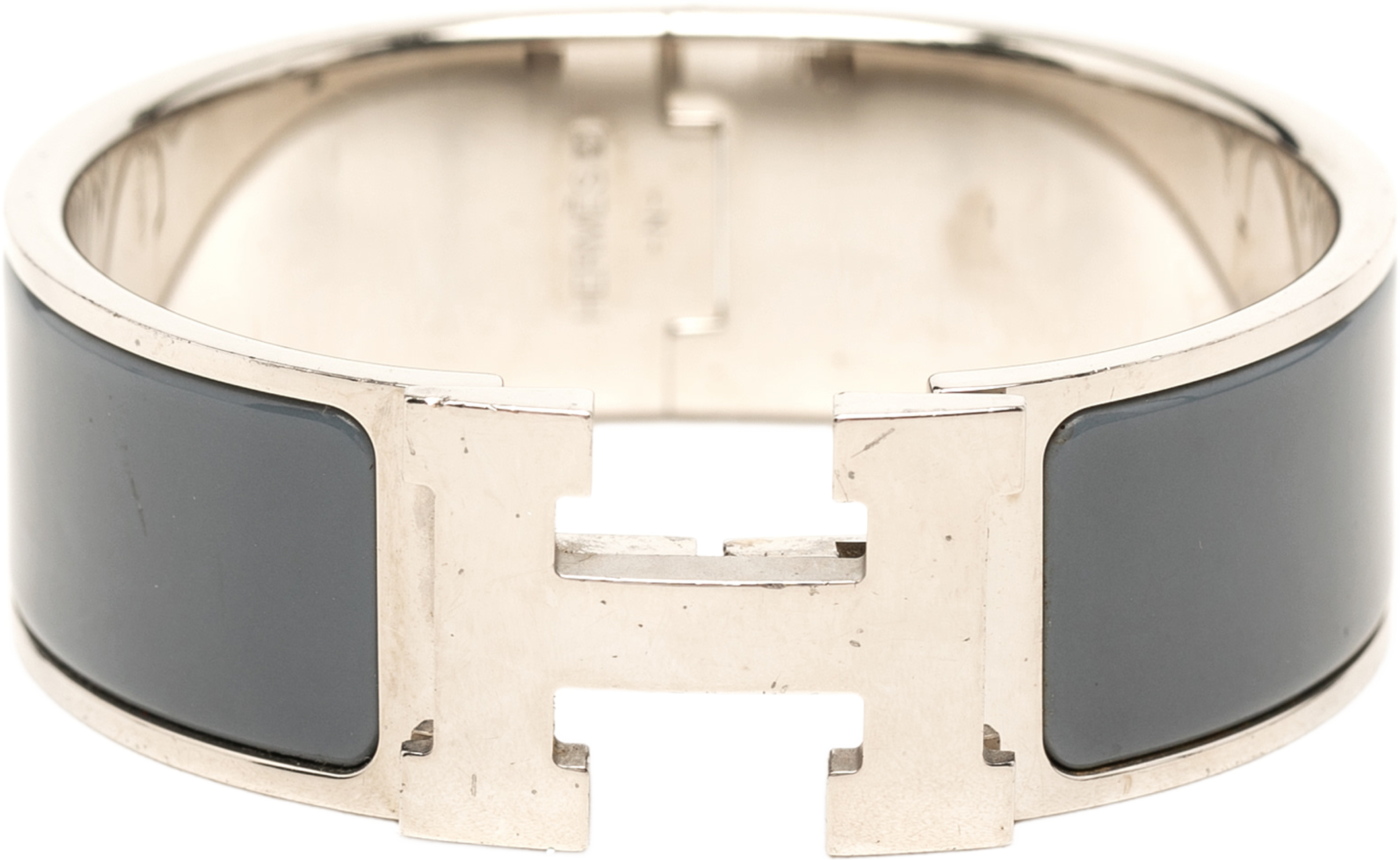 Hermès Wide Enamel Clic Clac H Bracelet Pm, från Luxclusif, i färgen grå. Klicka för att öppna bilden i stort format