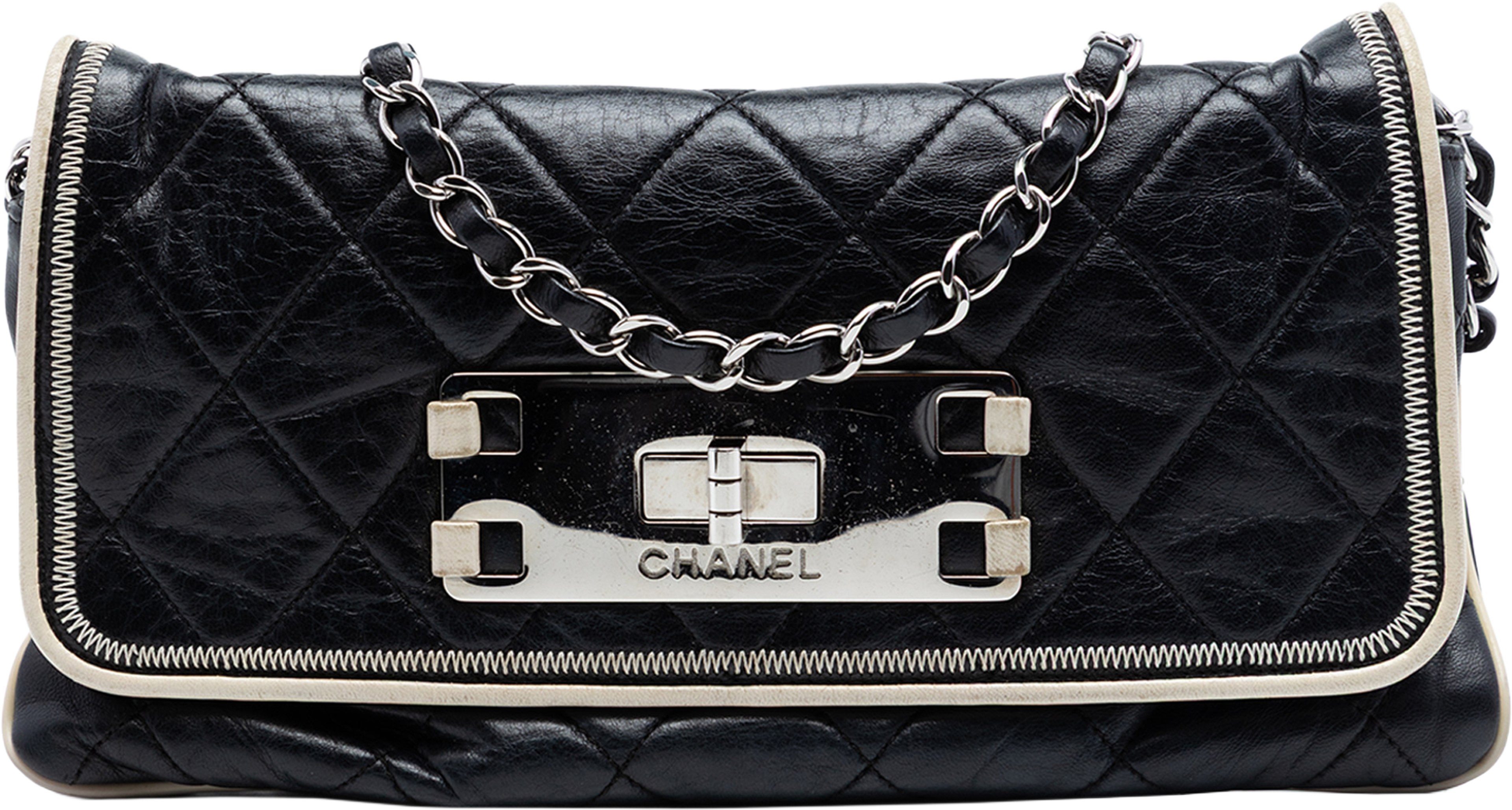 Chanel Quilted Lambskin Reissue East West Flap, från Luxclusif, i färgen black. Klicka för att öppna bilden i stort format