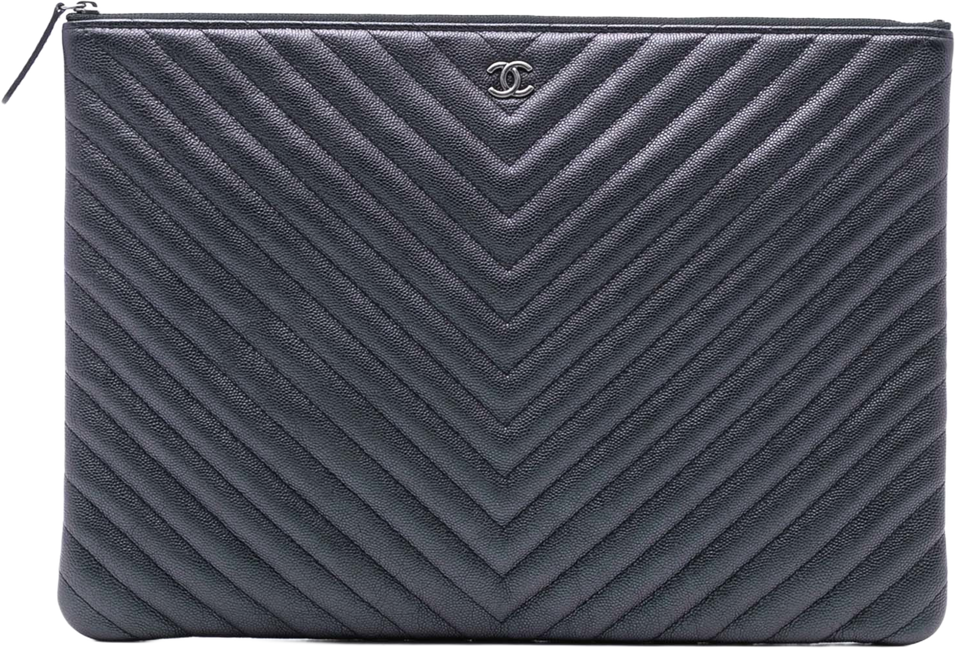 Chanel Large Cc Chevron Iridescent Caviar O Case Clutch, från Luxclusif, i färgen plum. Klicka för att öppna bilden i stort format