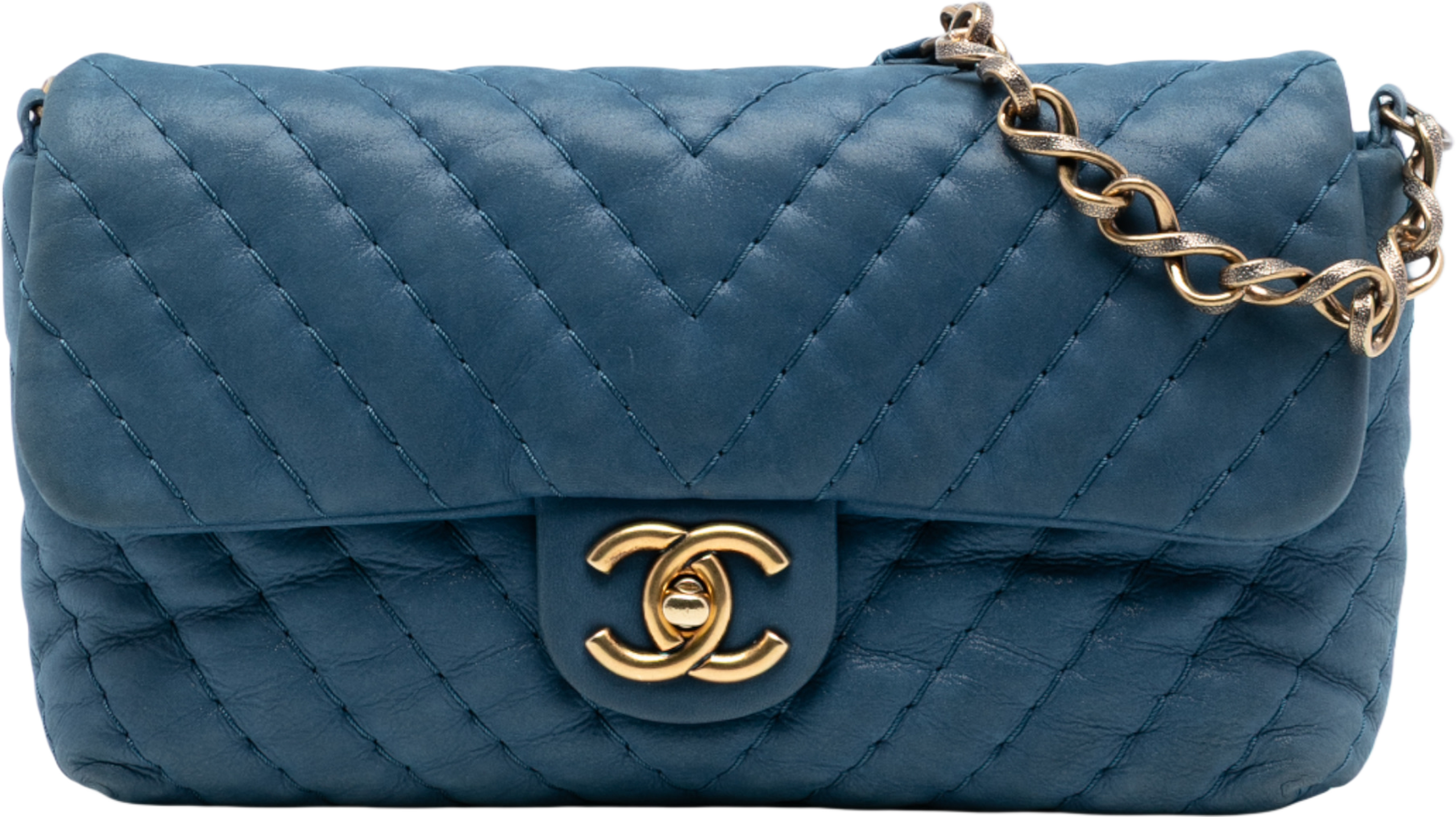 Chanel Medium Chevron Iridescent Calfskin Surpique Flap, från Luxclusif, i färgen blue. Klicka för att öppna bilden i stort format