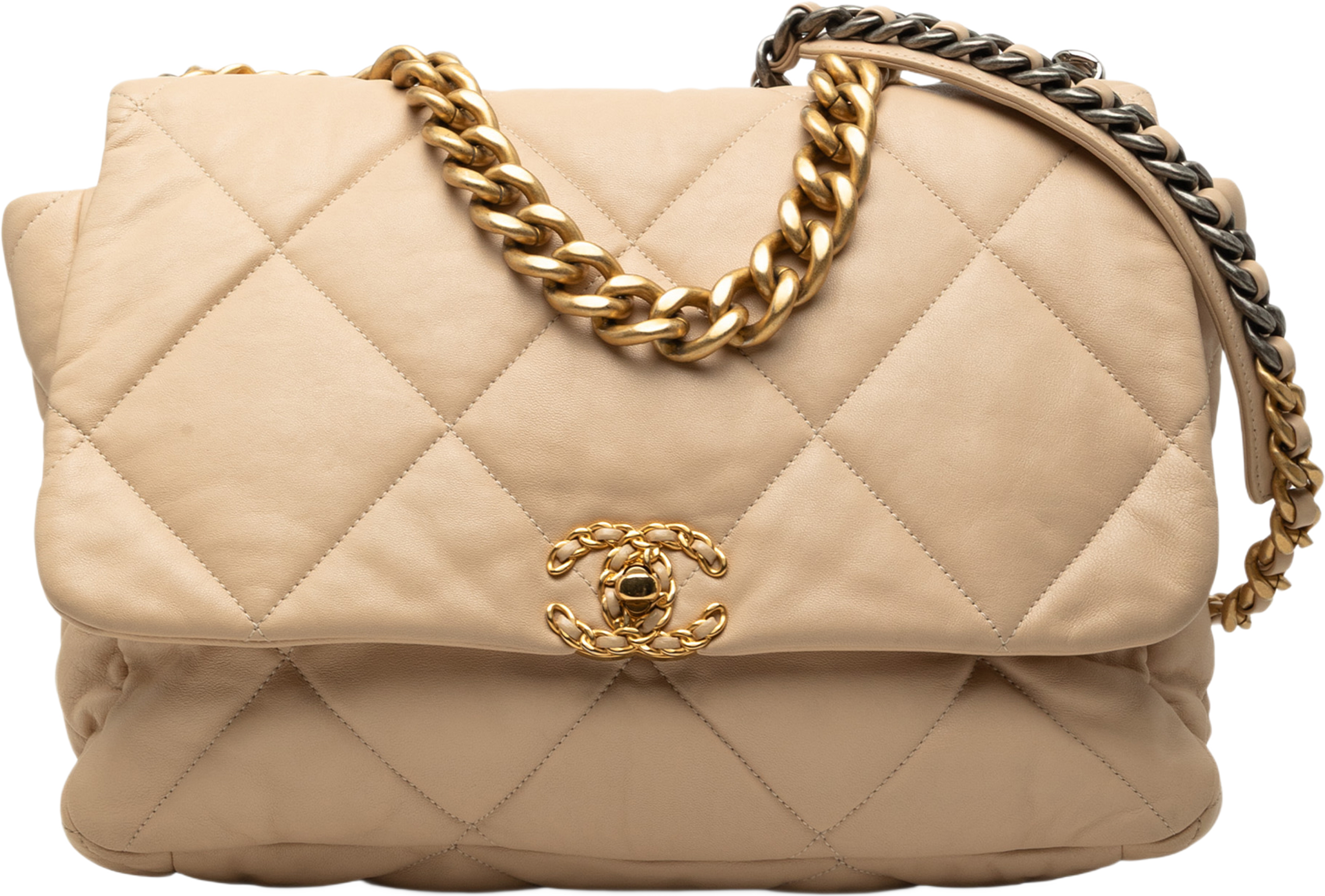 Chanel Maxi Lambskin 19 Flap, från Luxclusif, i färgen beige. Klicka för att öppna bilden i stort format