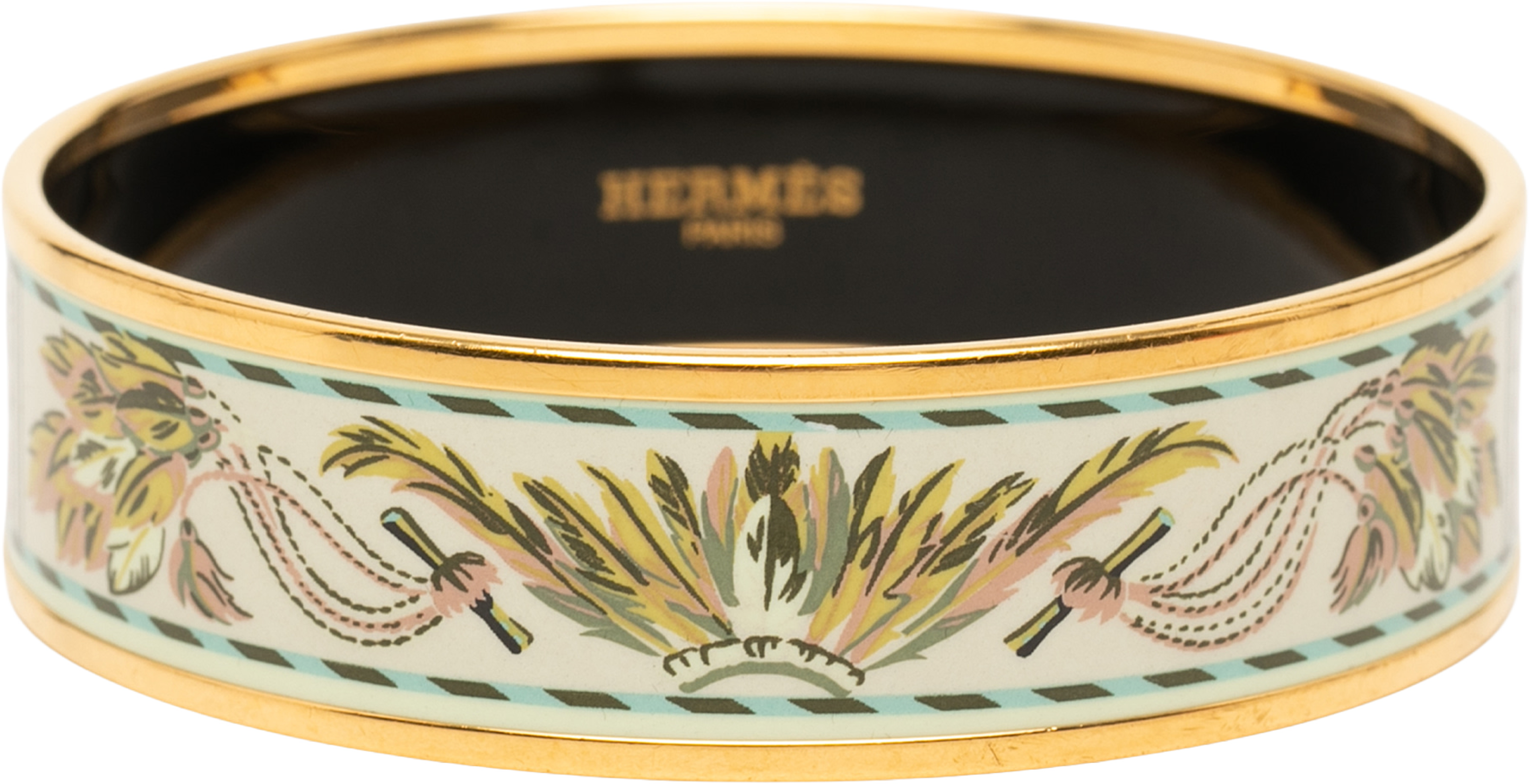 Hermès Wide Enamel Brazil Candeur Bangle 65, från Luxclusif, i färgen vit. Klicka för att öppna bilden i stort format