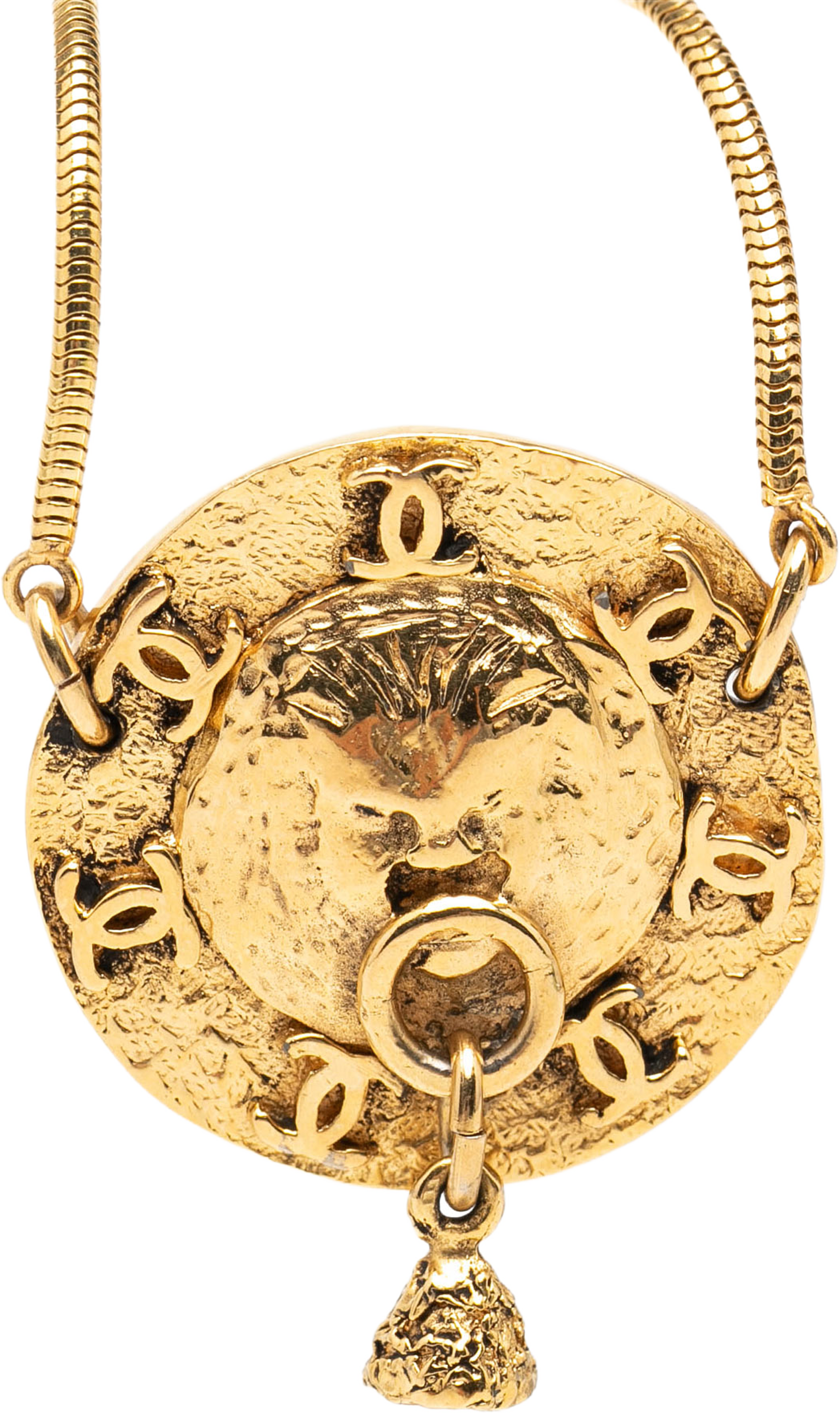 Chanel Gold Plated Lion Motif Medallion Pendant Necklace, från Luxclusif, i färgen gold. Klicka för att öppna bilden i stort format