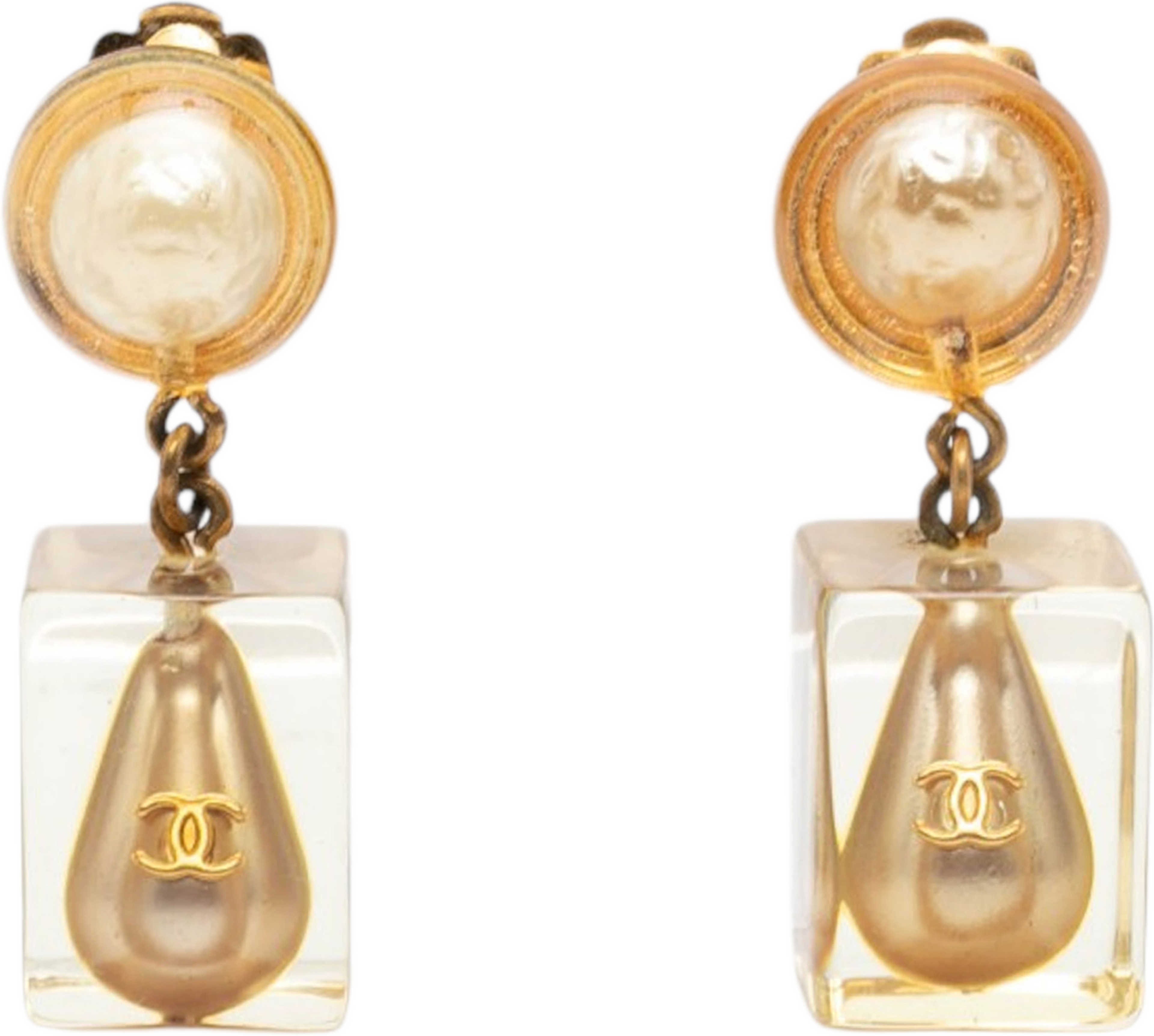 Chanel Cc Gold Plated Resin Faux Pearl Cube Drop Clip On Earrings, från Luxclusif, i färgen guld. Klicka för att öppna bilden i stort format