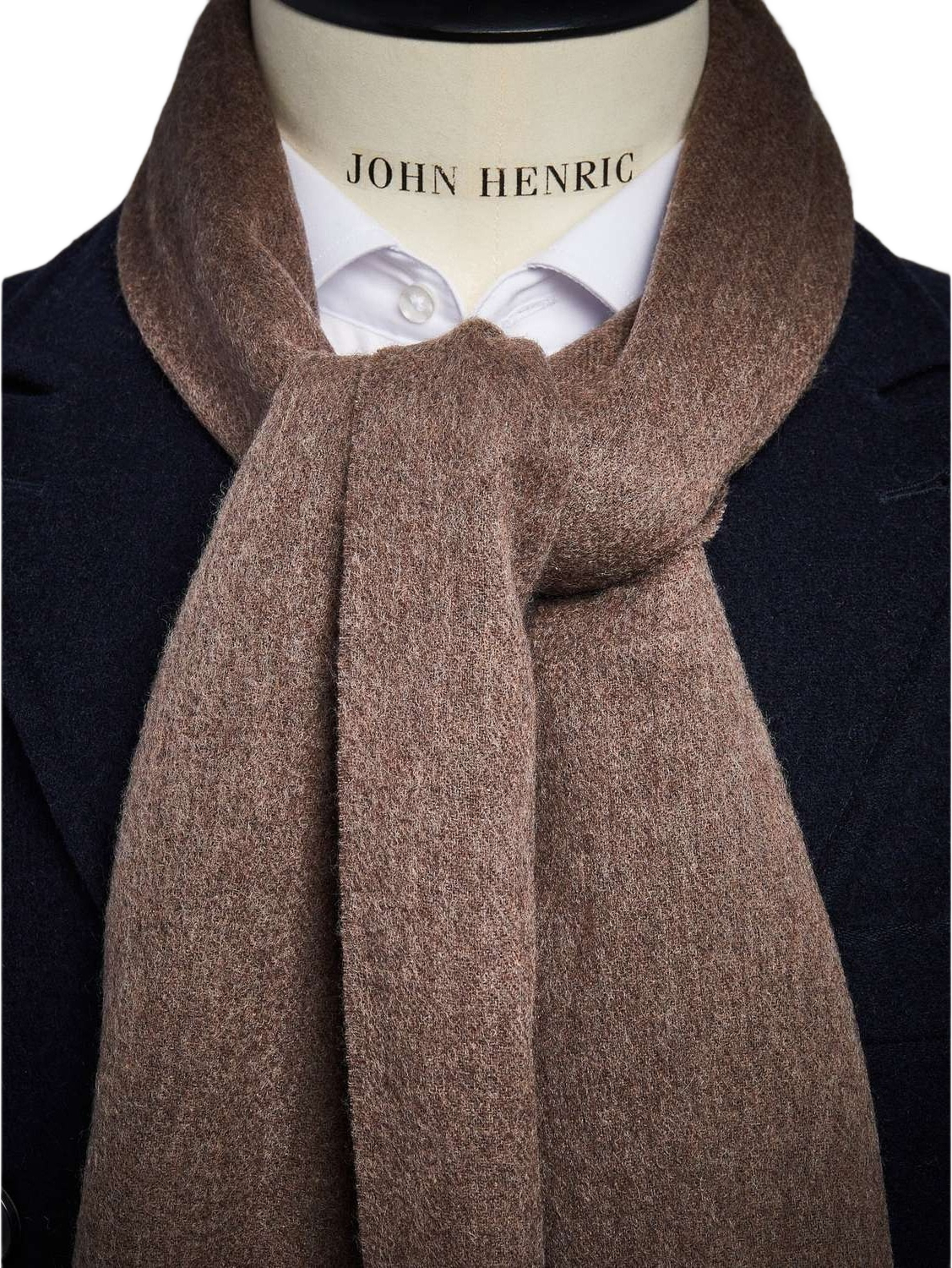 Cashmere Scarf, från John Henric, i färgen mid brown. Klicka för att öppna bilden i stort format