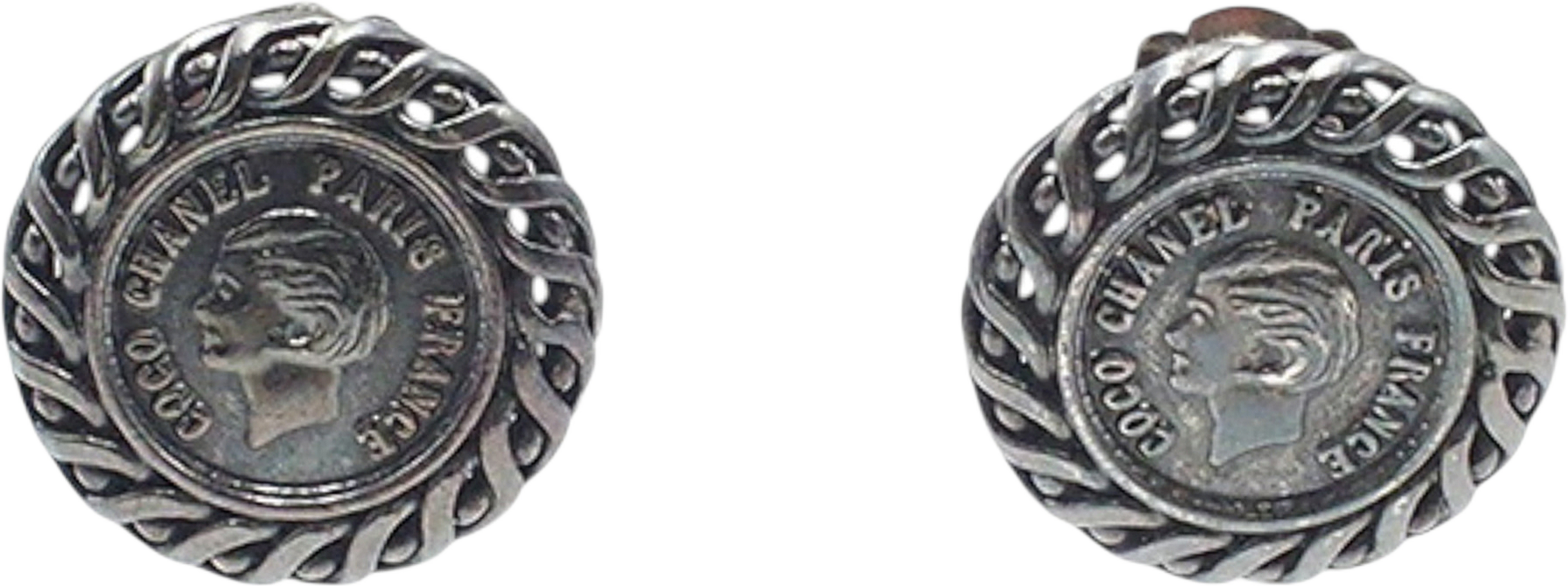 Chanel Gunmetal Plated Medallion Clip On Earrings, från Luxclusif, i färgen black. Klicka för att öppna bilden i stort format