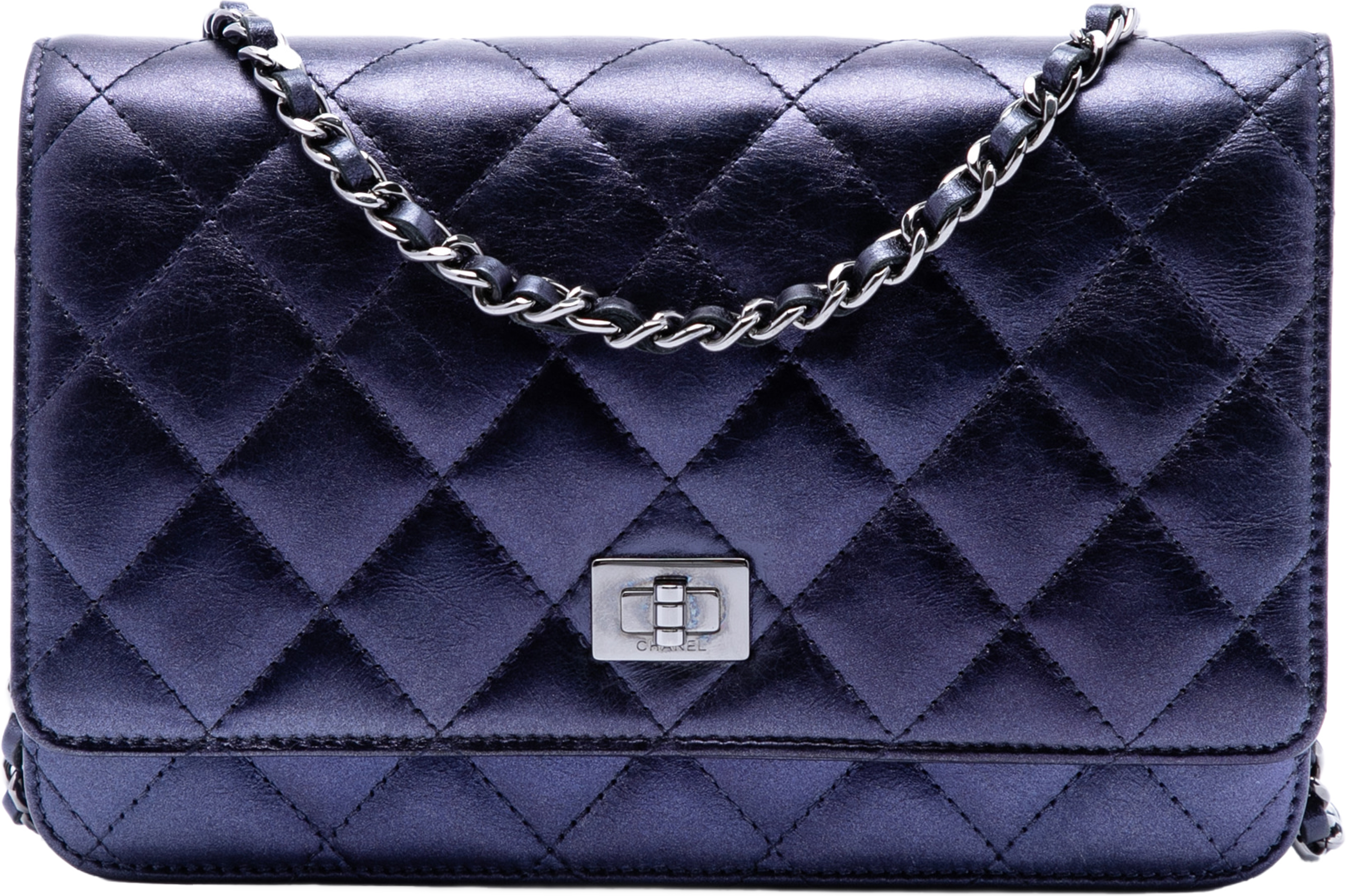 Chanel Quilted Shiny Aged Calfskin Reissue 2.55 Wallet On Chain, från Luxclusif, i färgen navy. Klicka för att öppna bilden i stort format
