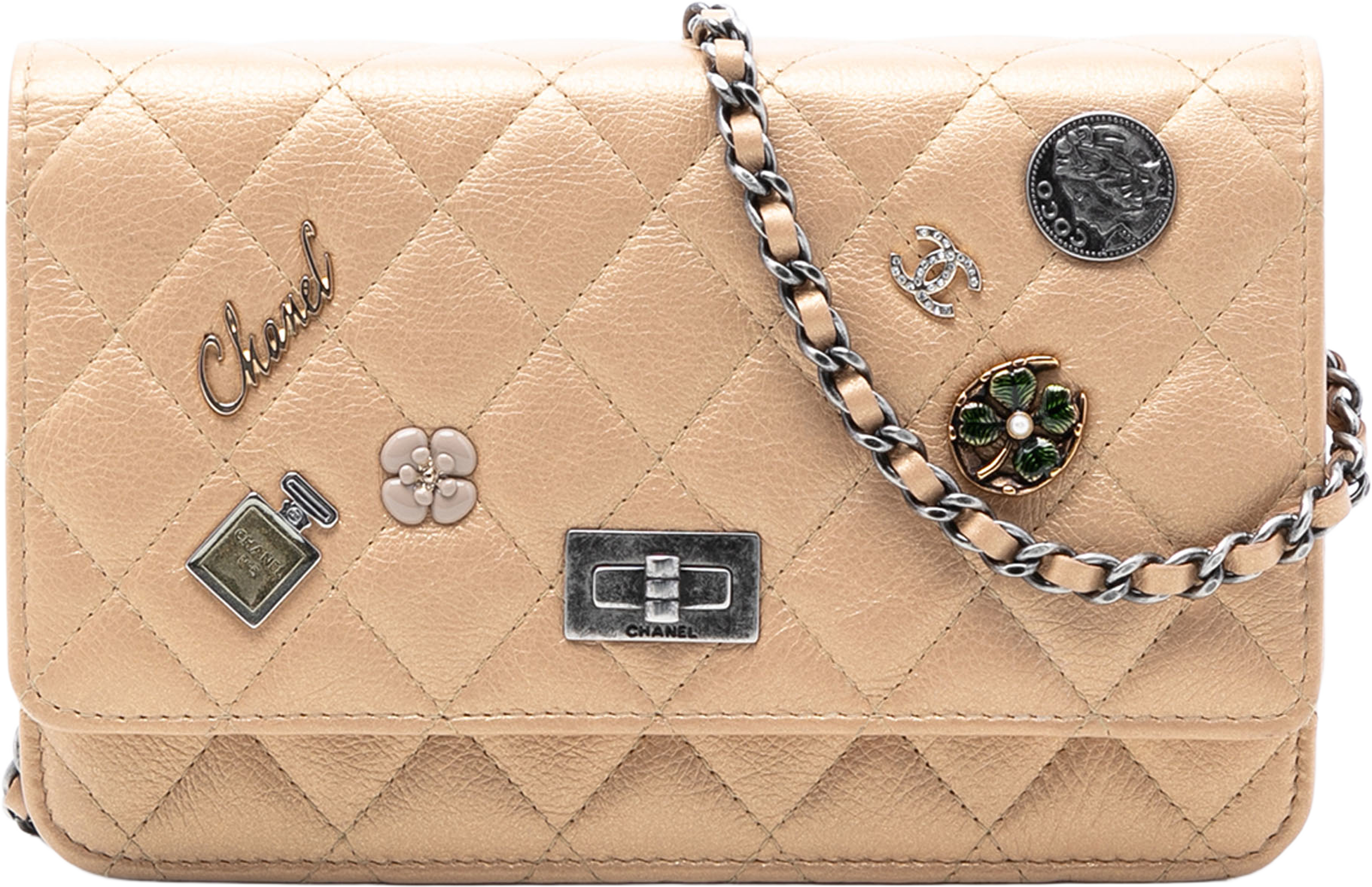 Chanel Quilted Aged Calfskin Reissue 2.55 Lucky Charms Wallet On Chain, från Luxclusif, i färgen beige. Klicka för att öppna bilden i stort format