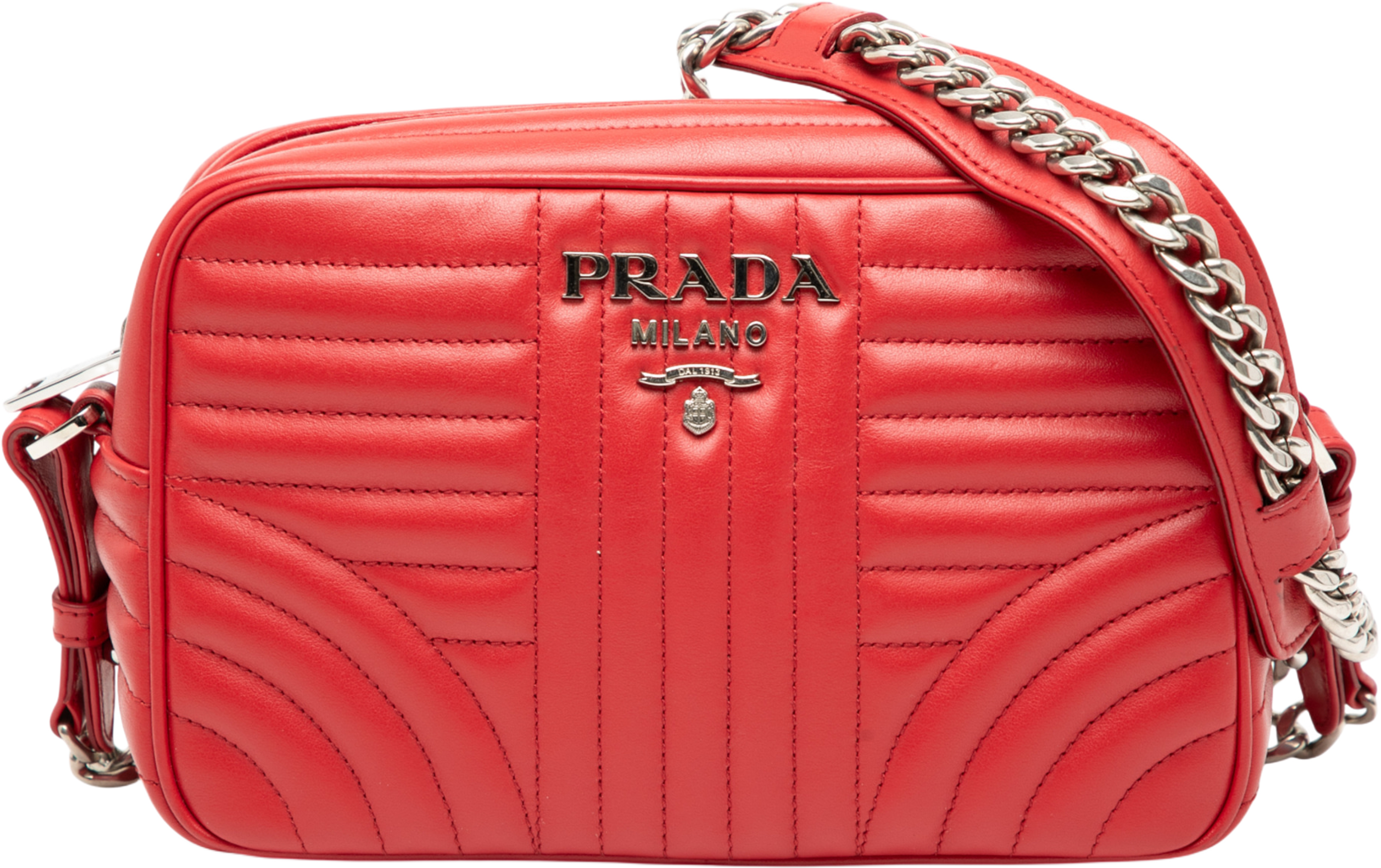 Prada Soft Calfskin Diagramme Camera Bag, från Luxclusif, i färgen red. Klicka för att öppna bilden i stort format