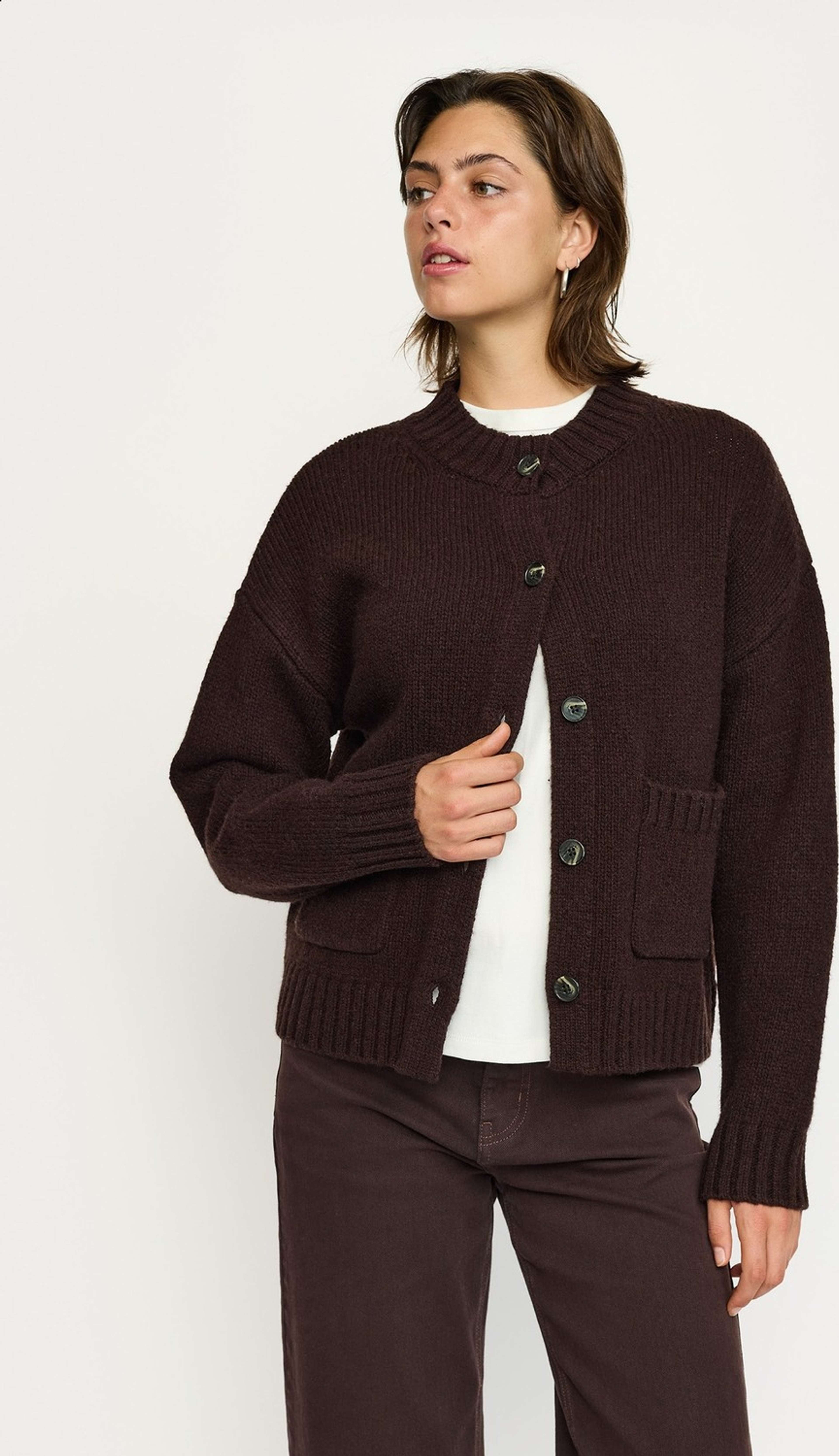 Srtimo Cardigan Knit, från Soft Rebels, i färgen coffee bean melange. Klicka för att öppna bilden i stort format