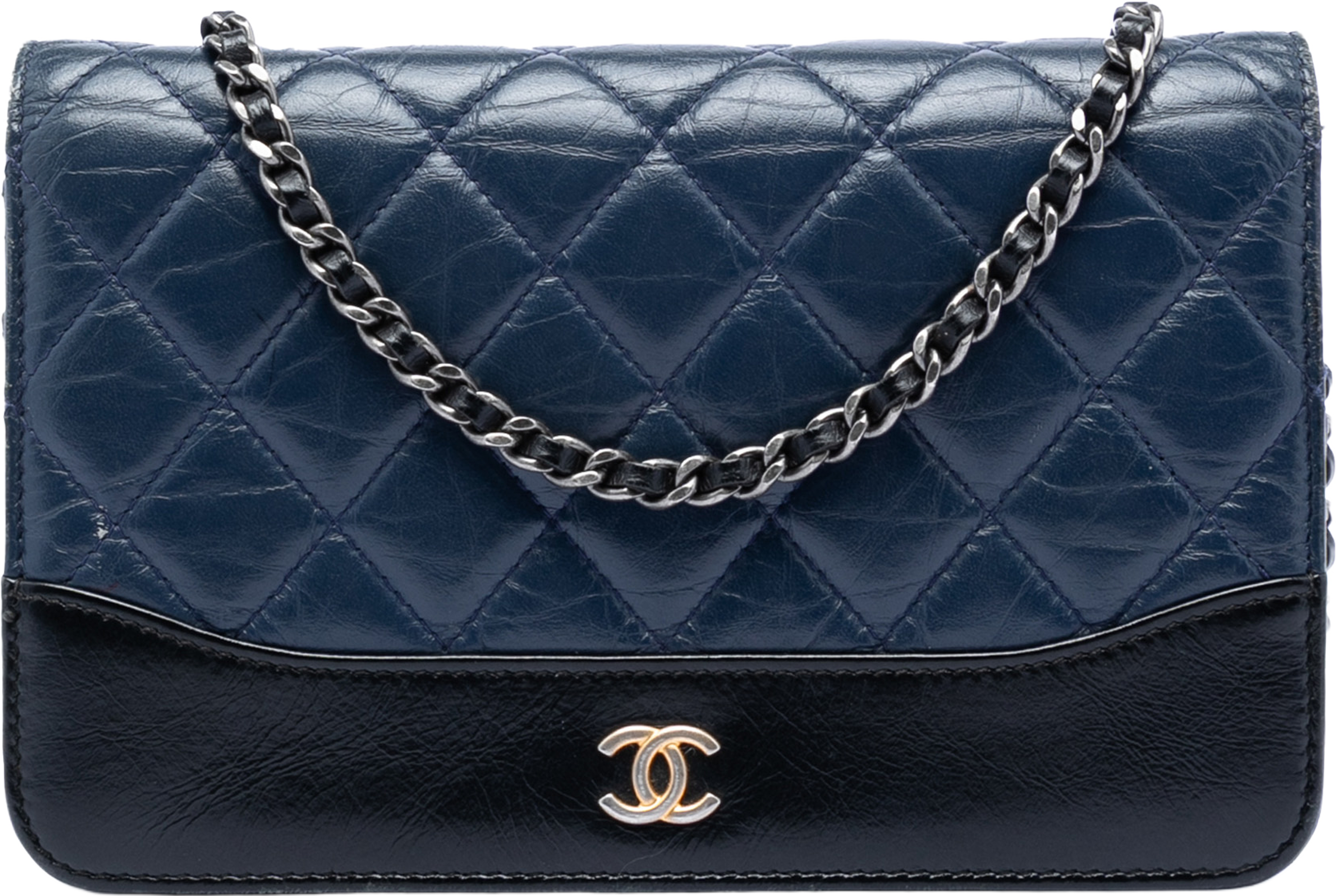 Chanel Quilted Aged Calfskin Gabrielle Wallet On Chain, från Luxclusif, i färgen navy. Klicka för att öppna bilden i stort format