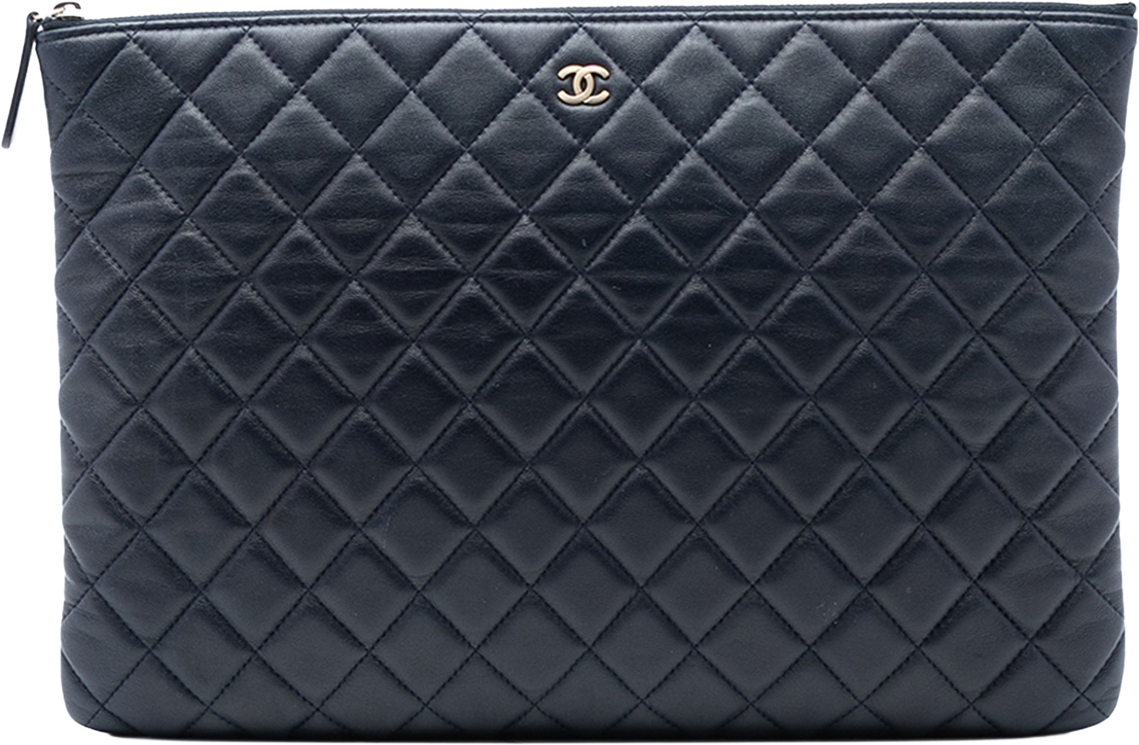 Chanel Paris Dubai Large Cc Quilted Lambskin O Case Clutch, från Luxclusif, i färgen navy. Klicka för att öppna bilden i stort format