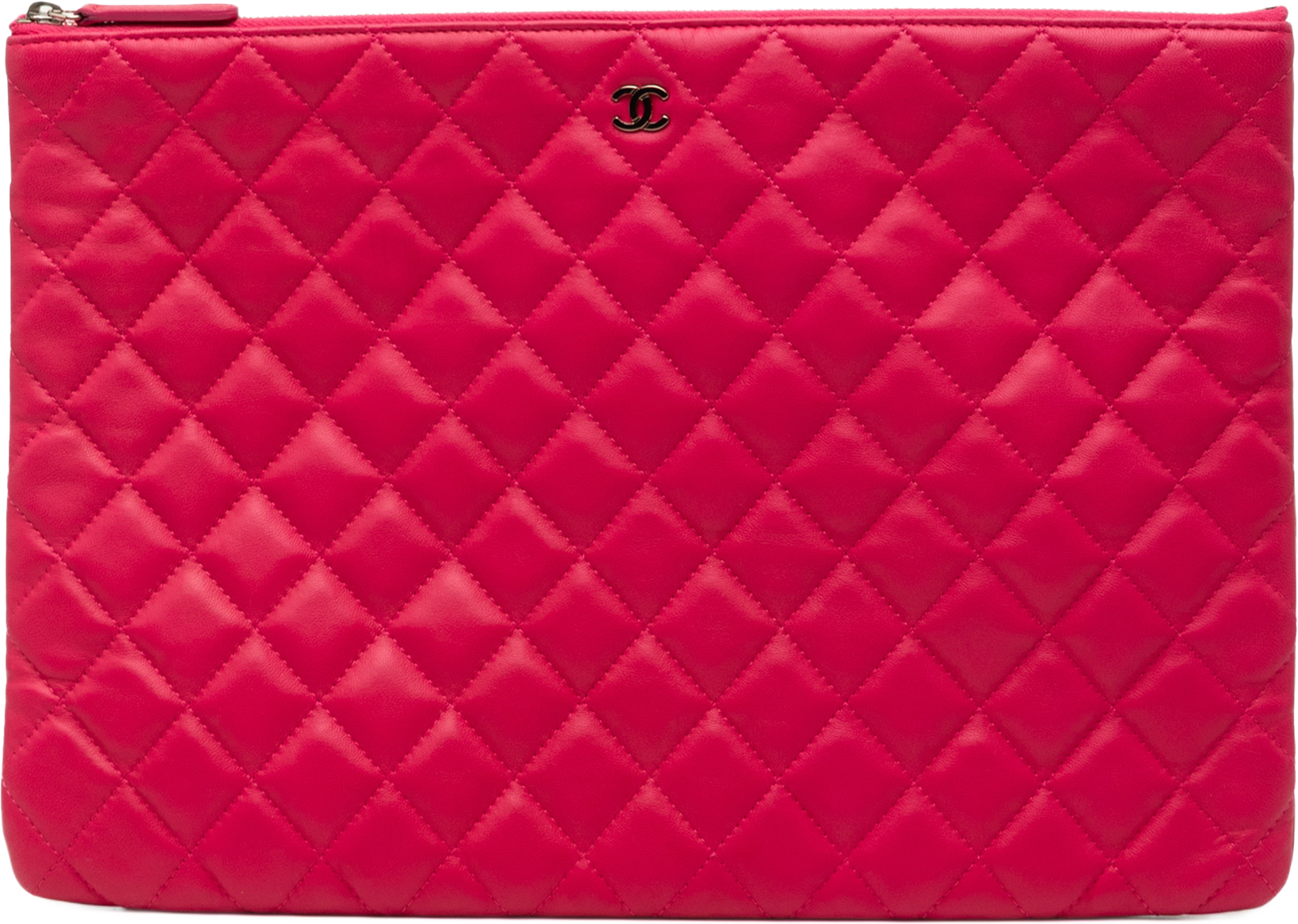 Chanel Large Quilted Lambskin O Case Clutch, från Luxclusif, i färgen dark pink. Klicka för att öppna bilden i stort format