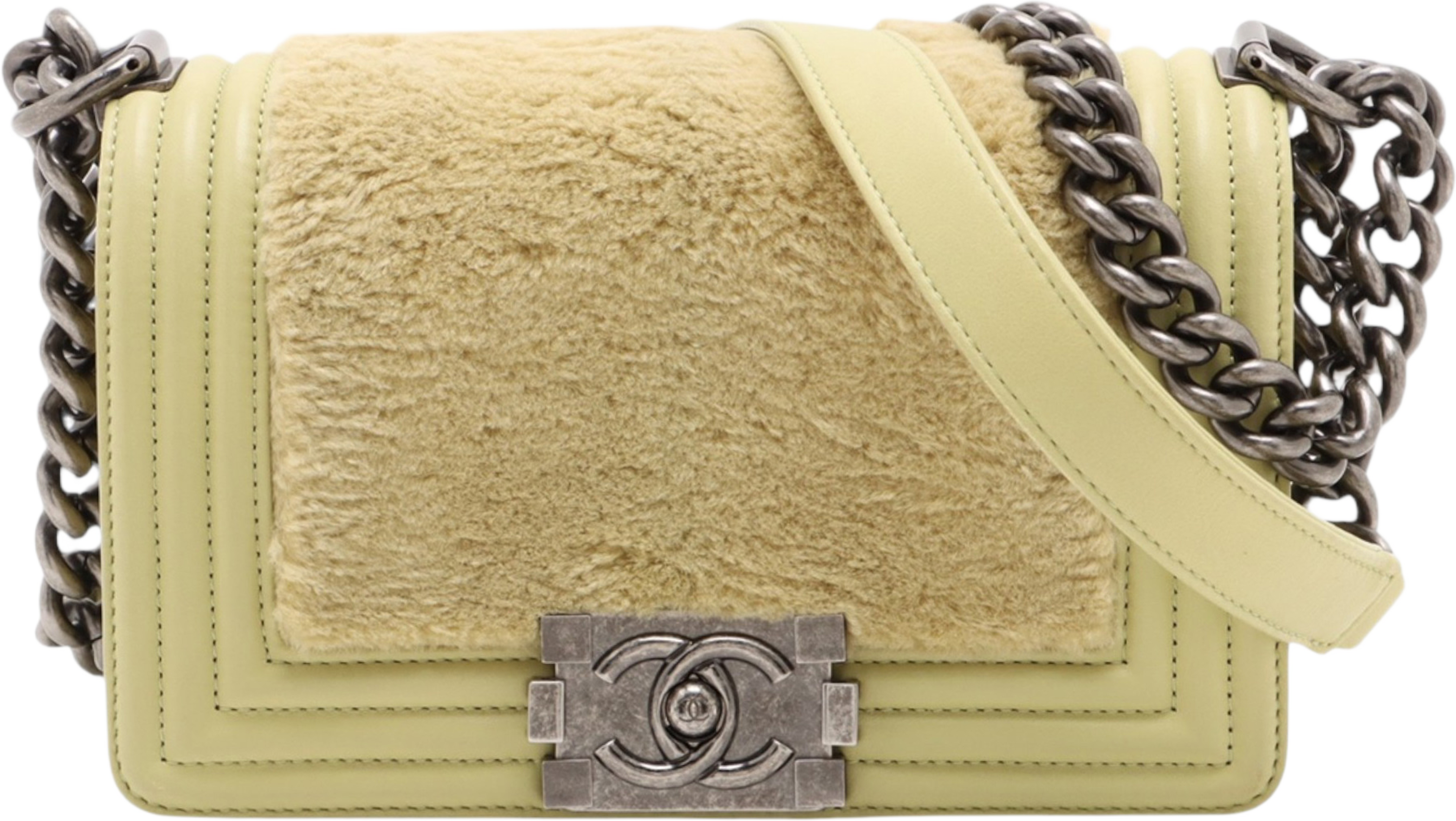 Chanel Small Shearling Boy Flap, från Luxclusif, i färgen light yellow. Klicka för att öppna bilden i stort format