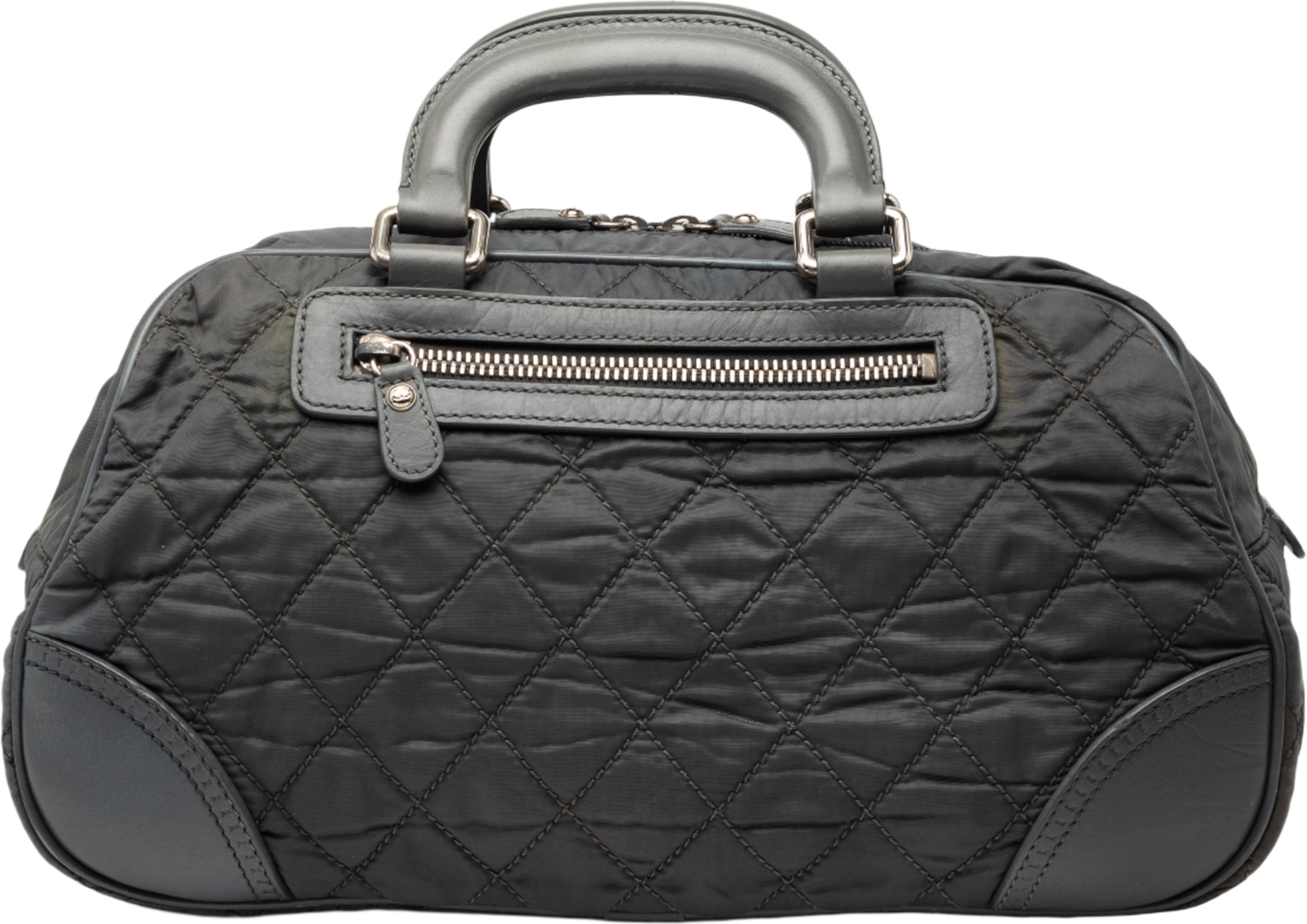 Chanel Paris New York Quilted Nylon Duffle Handbag, från Luxclusif, i färgen charcoal. Klicka för att öppna bilden i stort format