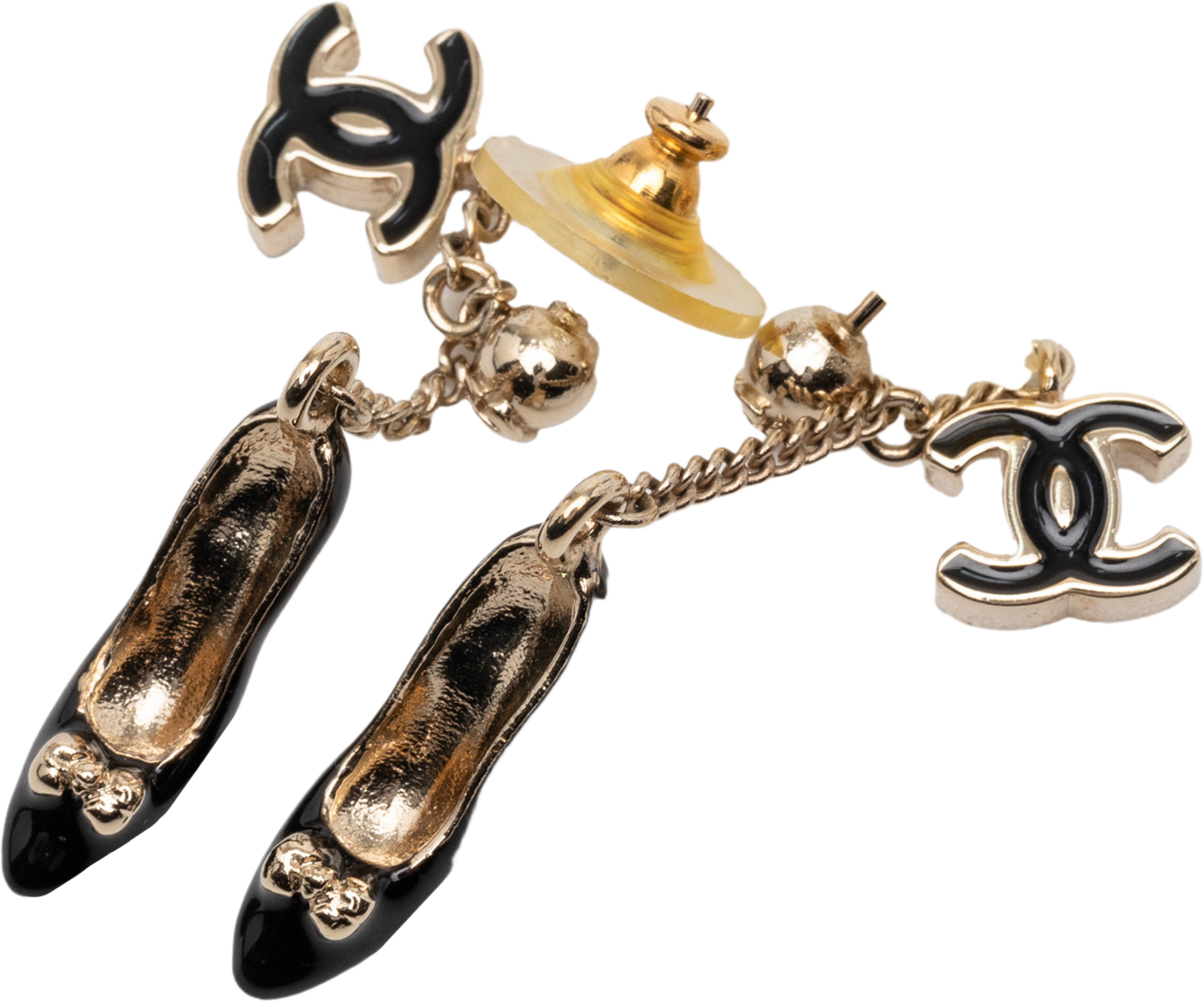 Chanel Cc Gold Plated Enamel Heels Push Back Earrings, från Luxclusif, i färgen light gold. Klicka för att öppna bilden i stort format