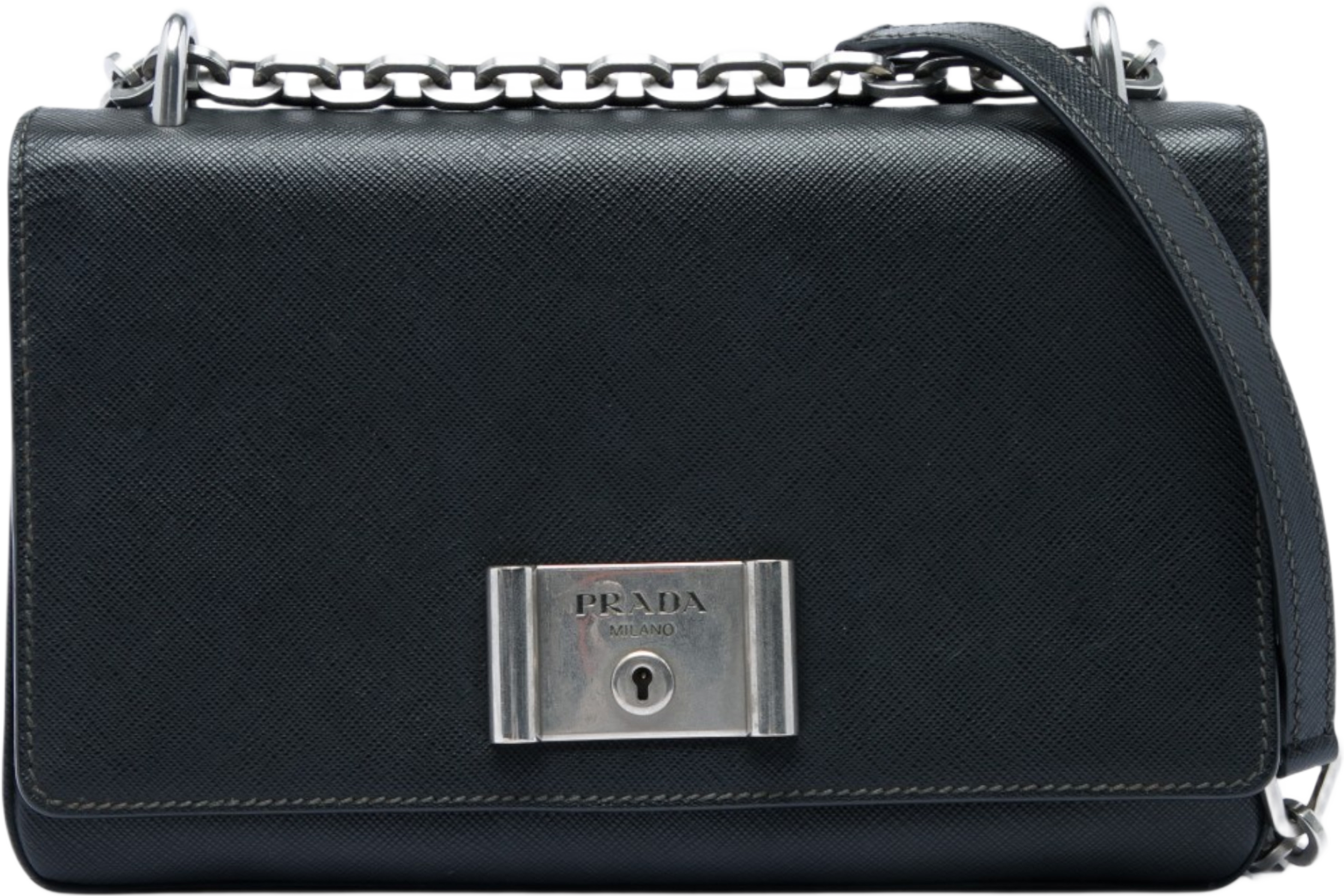 Prada Saffiano Lux Lock Chain Flap, från Luxclusif, i färgen svart. Klicka för att öppna bilden i stort format