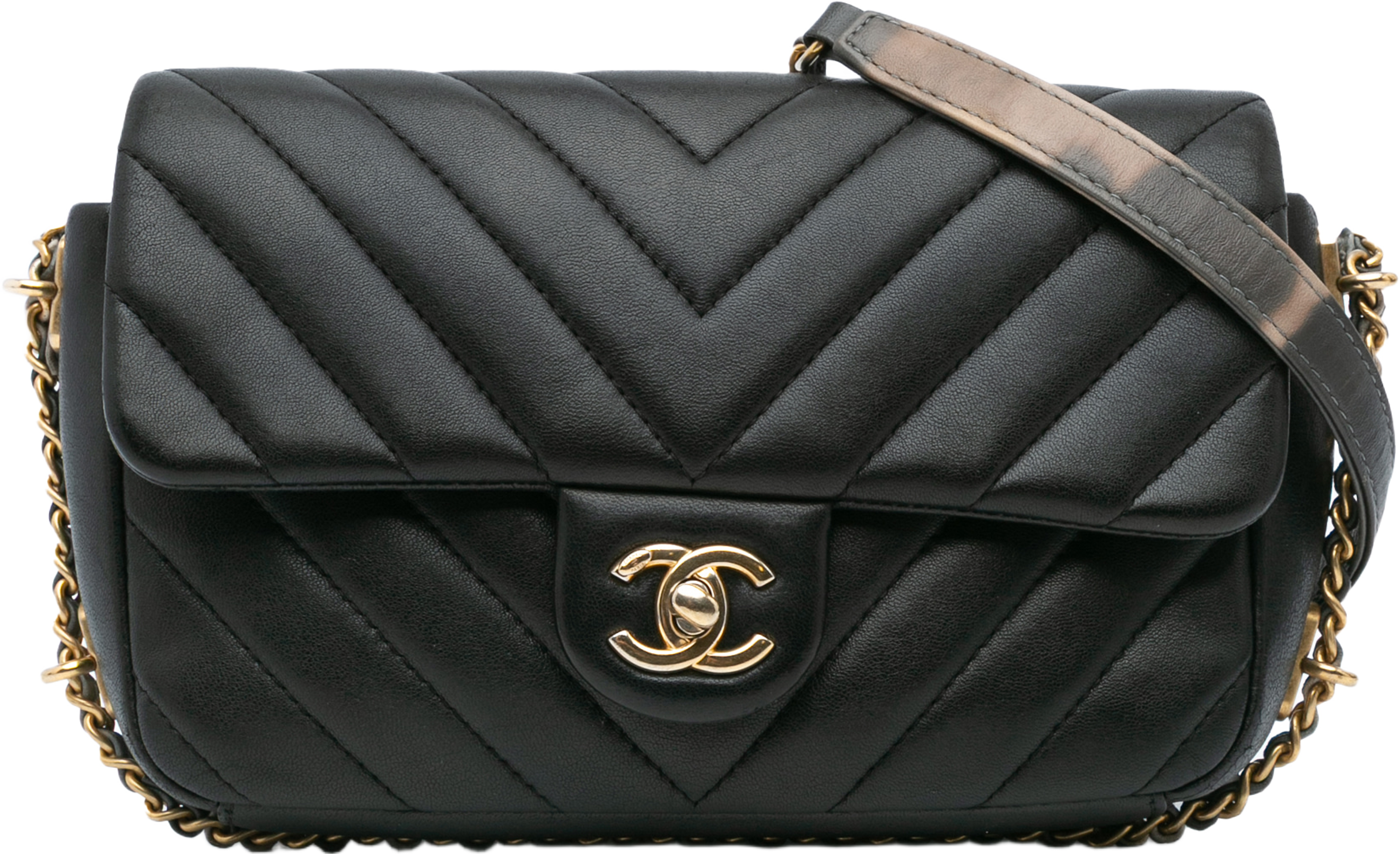 Chanel Mini Rectangular Chevron Lambskin Chain Around Flap, från Luxclusif, i färgen black. Klicka för att öppna bilden i stort format