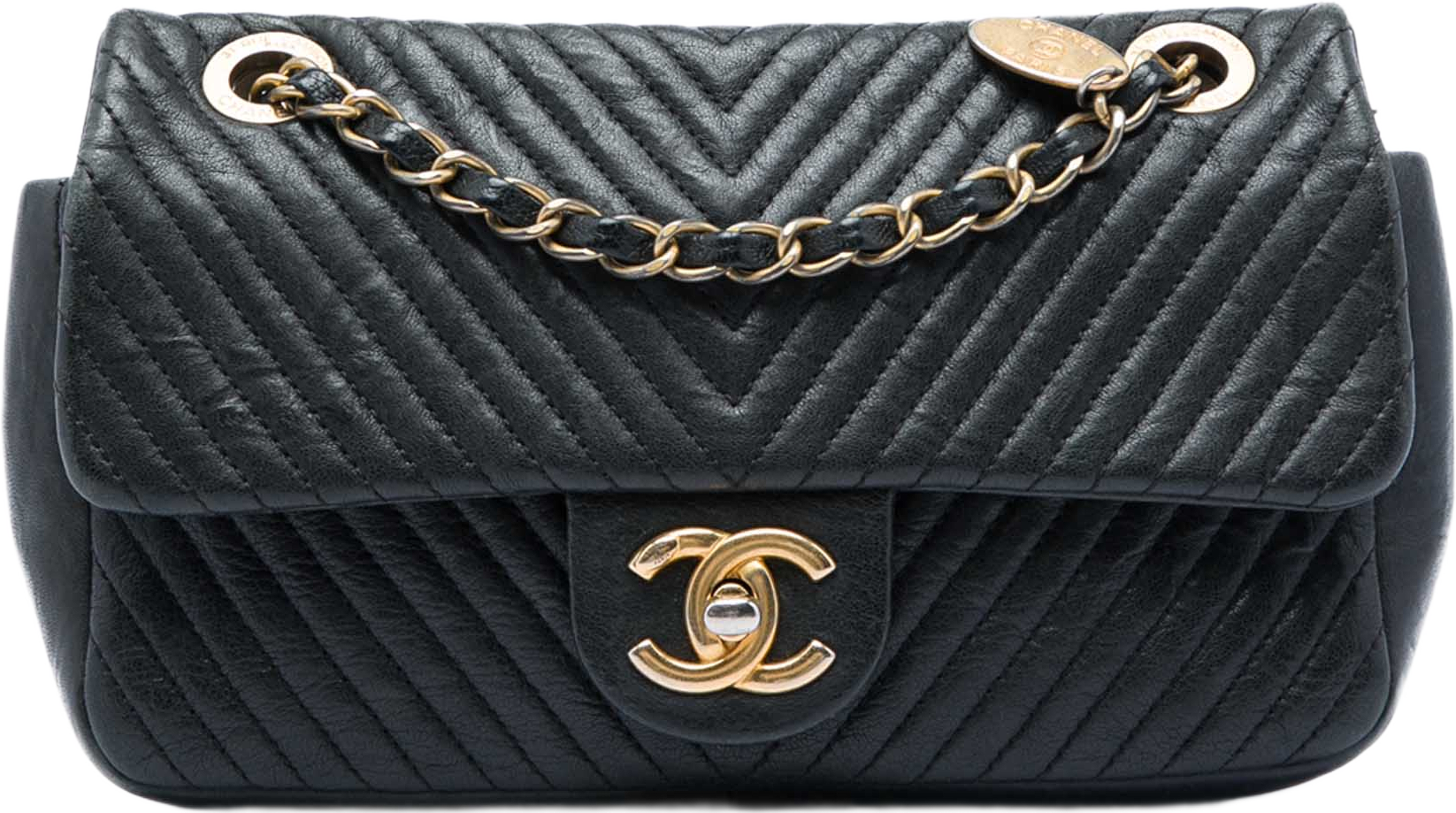 Chanel Small Chevron Wrinkled Calfskin Medallion Charm Surpique Flap, från Luxclusif, i färgen svart. Klicka för att öppna bilden i stort format
