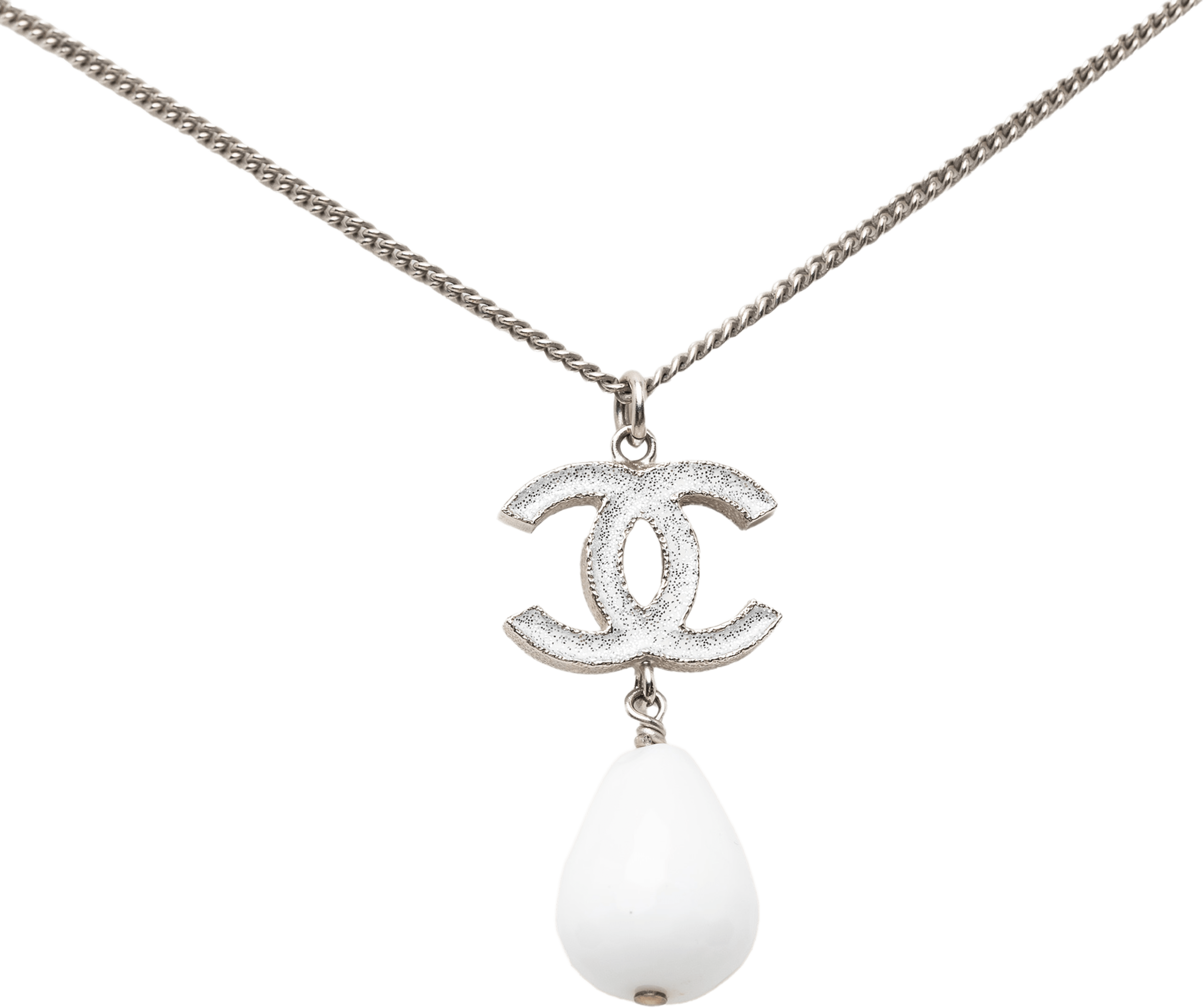 Chanel Cc Brass Resin Teardrop Pendant Necklace, från Luxclusif, i färgen silver. Klicka för att öppna bilden i stort format