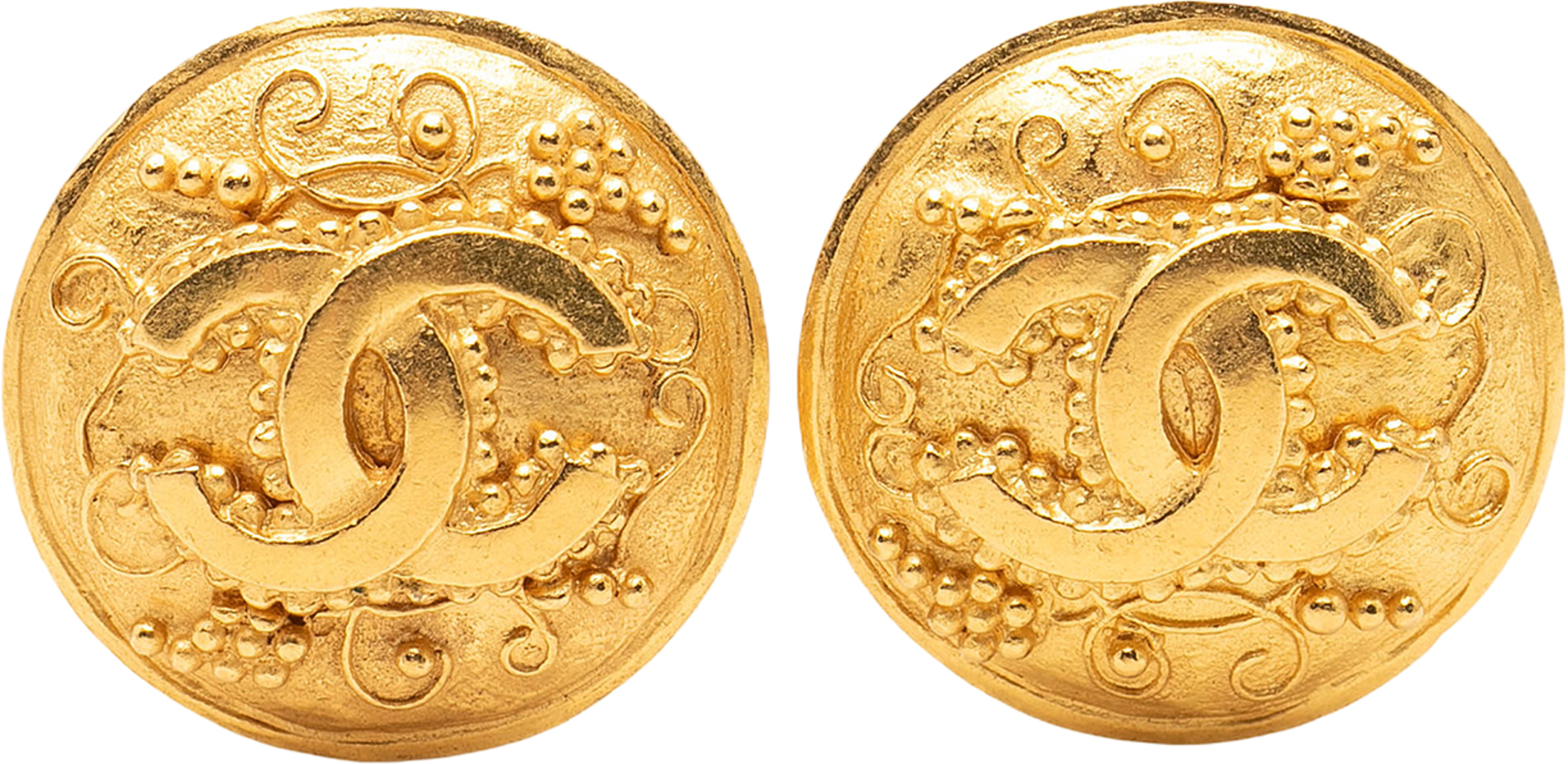 Chanel Cc Gold Plated Grapevine Round Clip On Earrings, från Luxclusif, i färgen gold. Klicka för att öppna bilden i stort format