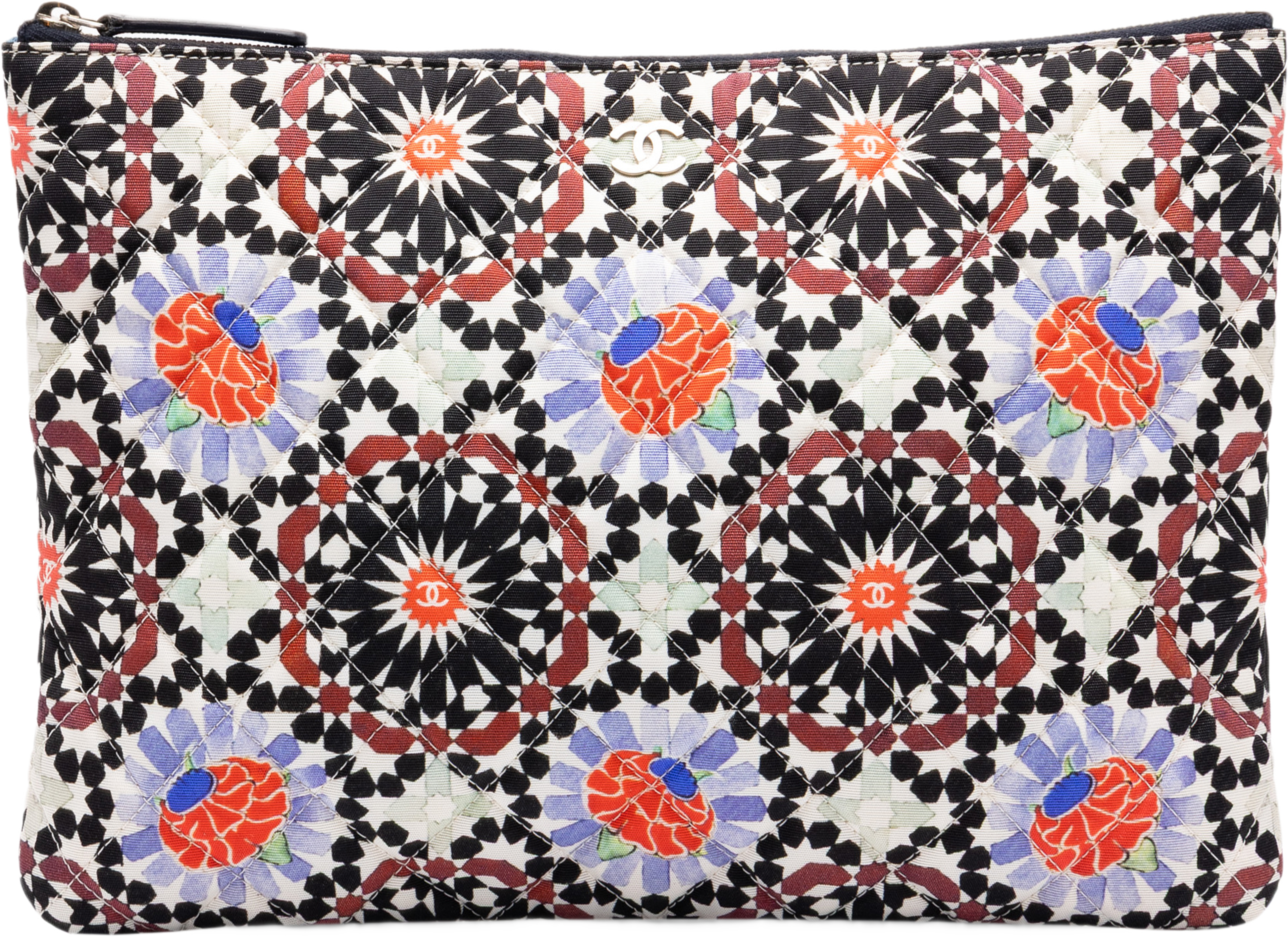 Chanel Paris Dubai Medium Quilted Printed Canvas O Case Clutch, från Luxclusif, i färgen vit. Klicka för att öppna bilden i stort format