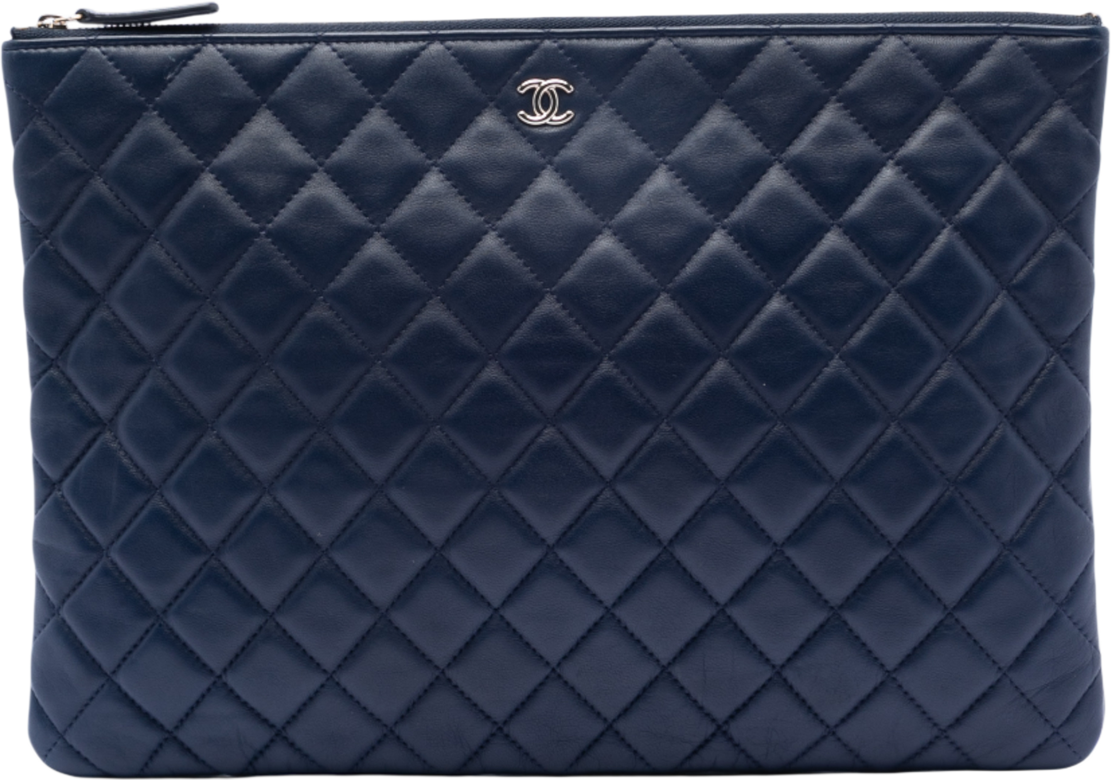 Chanel Large Quilted Lambskin O Case Clutch, från Luxclusif, i färgen navy. Klicka för att öppna bilden i stort format