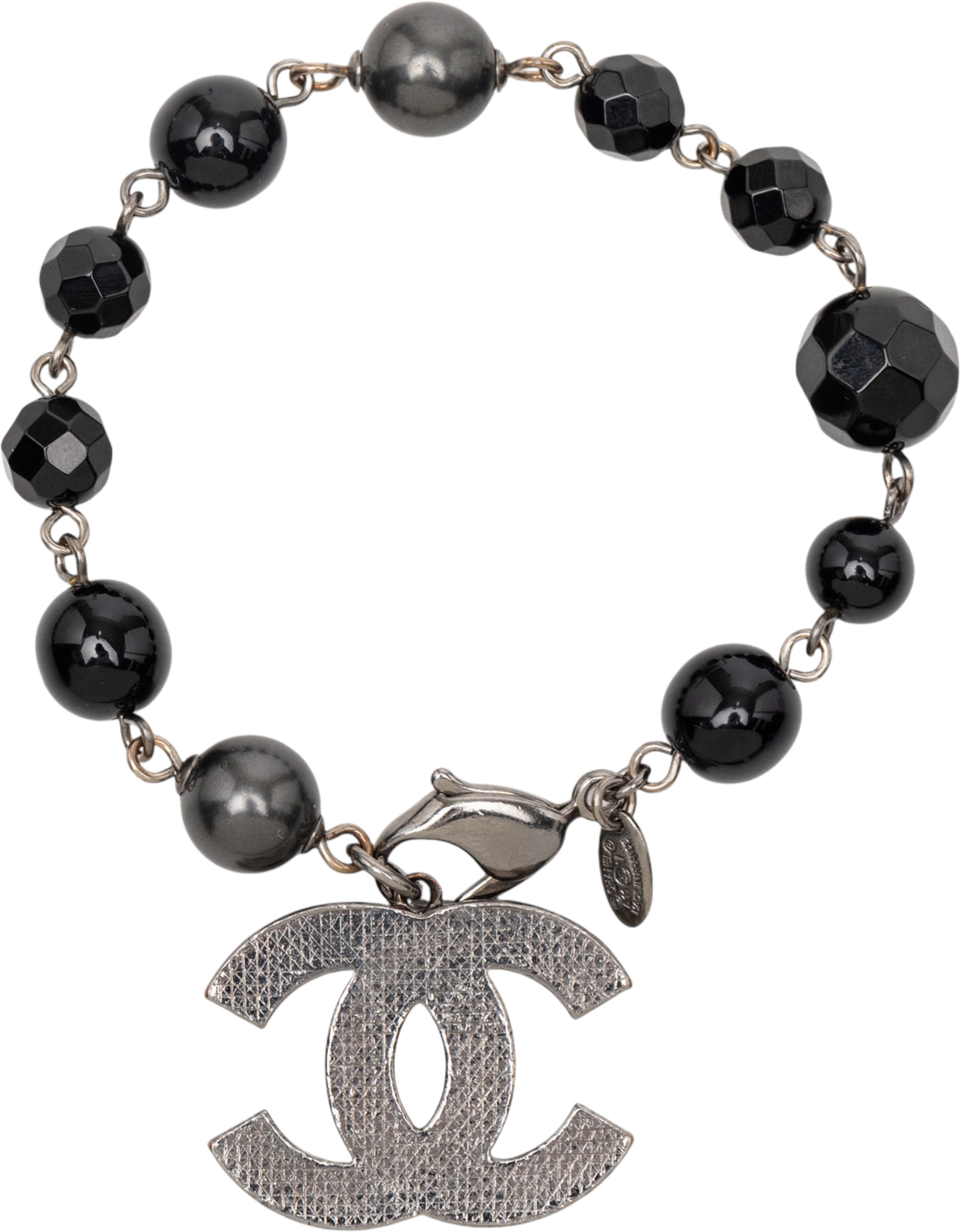 Chanel Silver Plated Cc Faux Pearl Bracelet, från Luxclusif, i färgen silver. Klicka för att öppna bilden i stort format