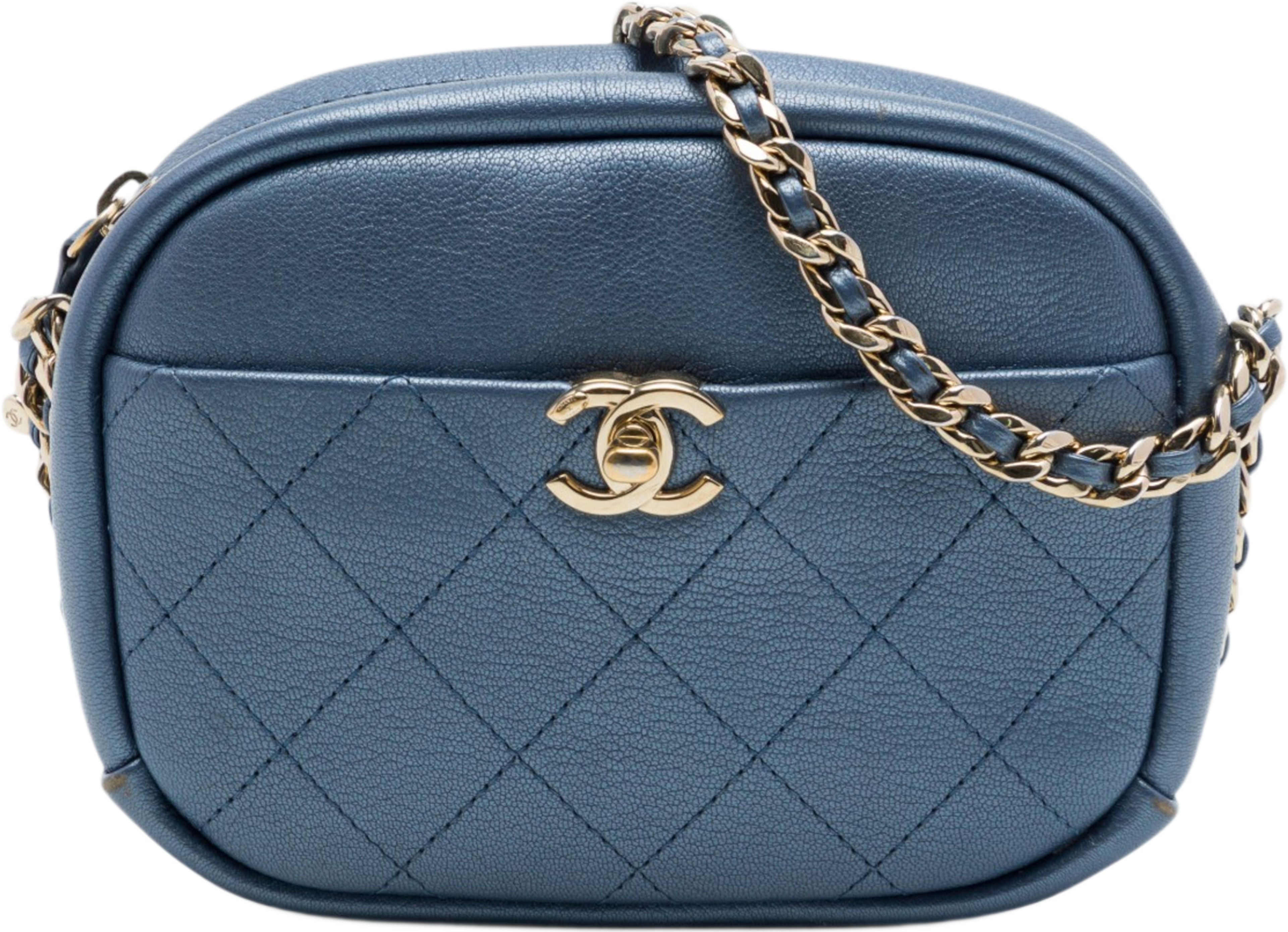 Chanel Small Quilted Metallic Goatskin Casual Trip Camera Bag, från Luxclusif, i färgen blå. Klicka för att öppna bilden i stort format