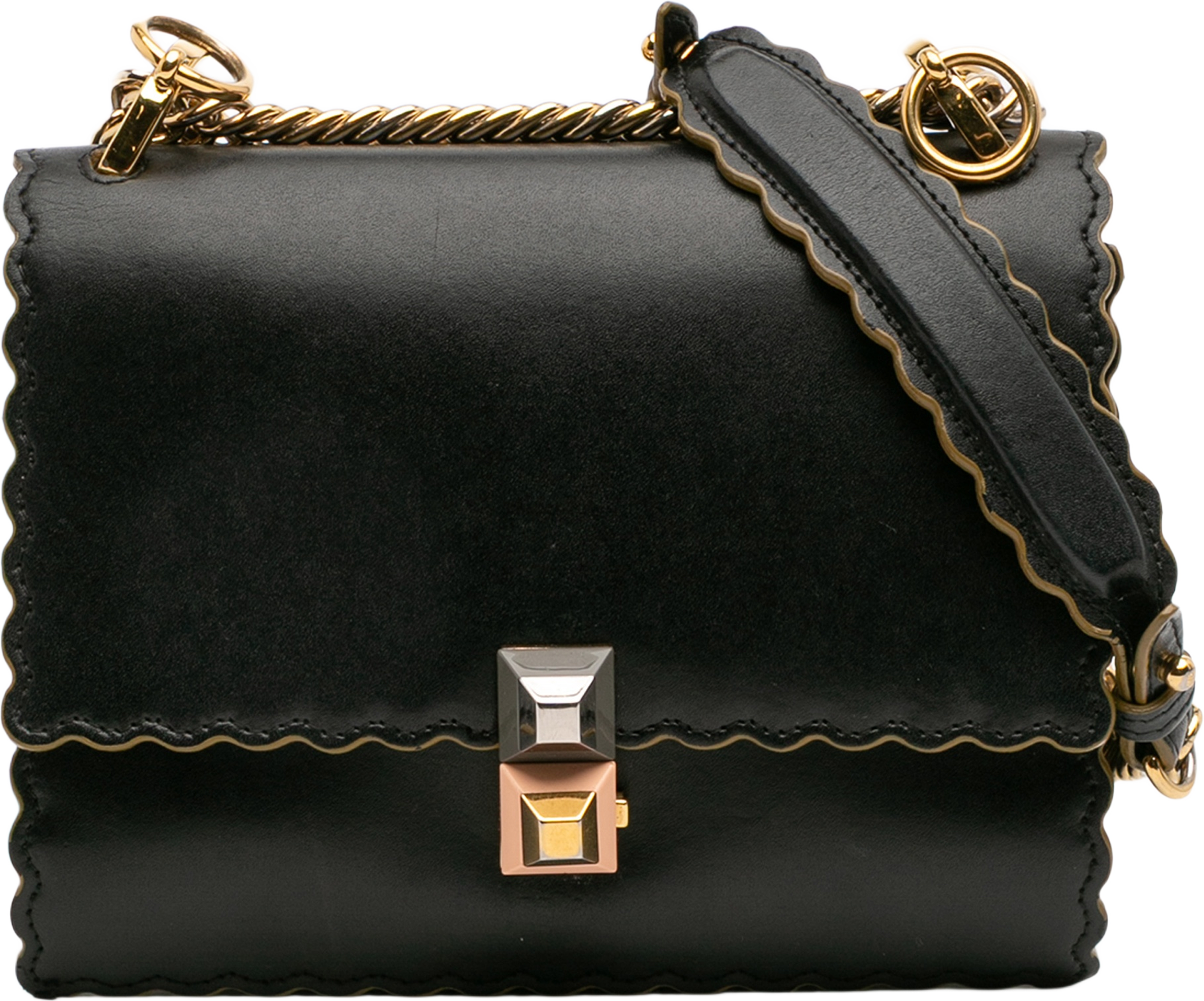 Fendi Small Scalloped Leather Kan I Crossbody, från Luxclusif, i färgen black. Klicka för att öppna bilden i stort format