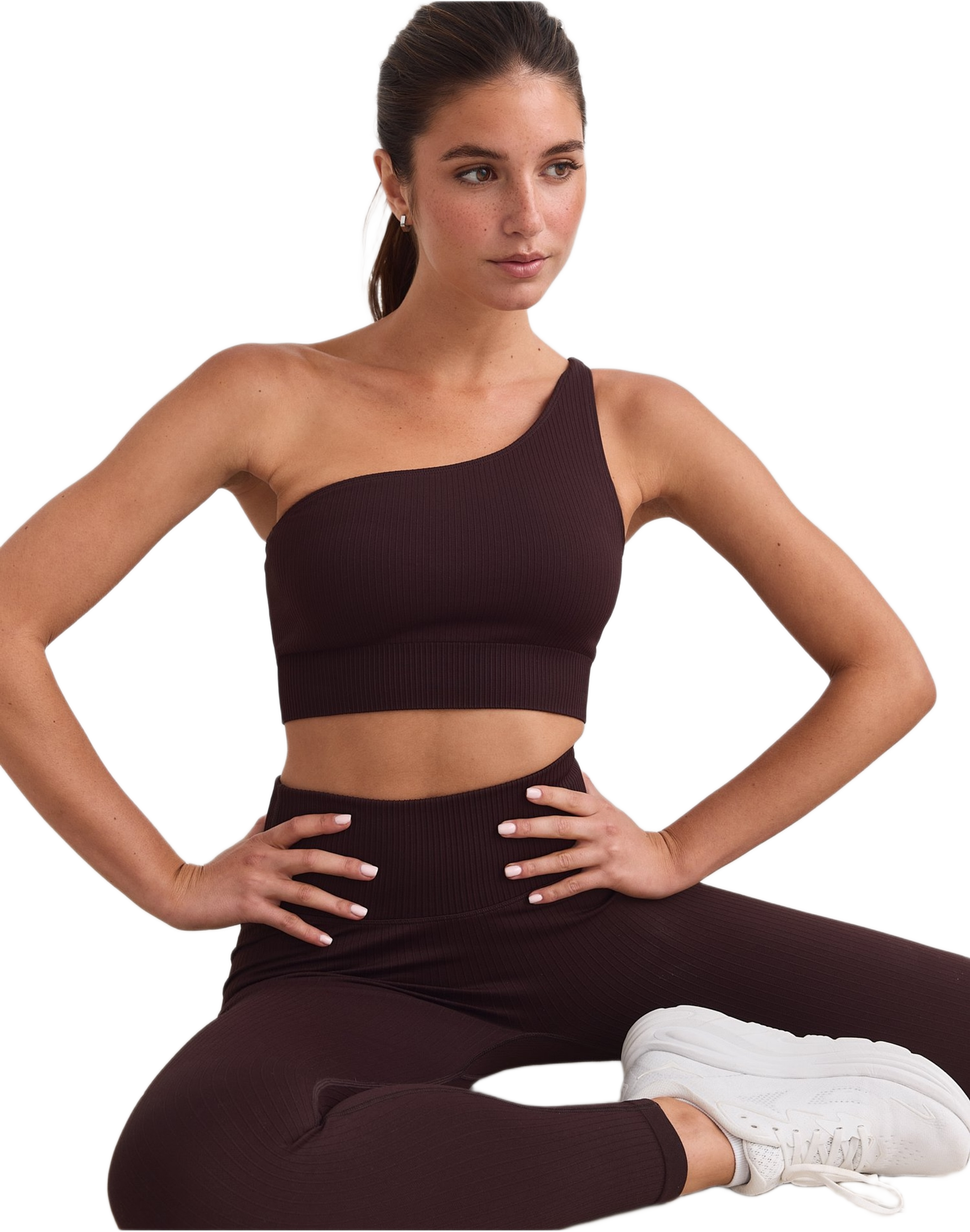Ribbed Seamless One Shoulder Bra, från aim'n, i färgen cacao. Klicka för att öppna bilden i stort format