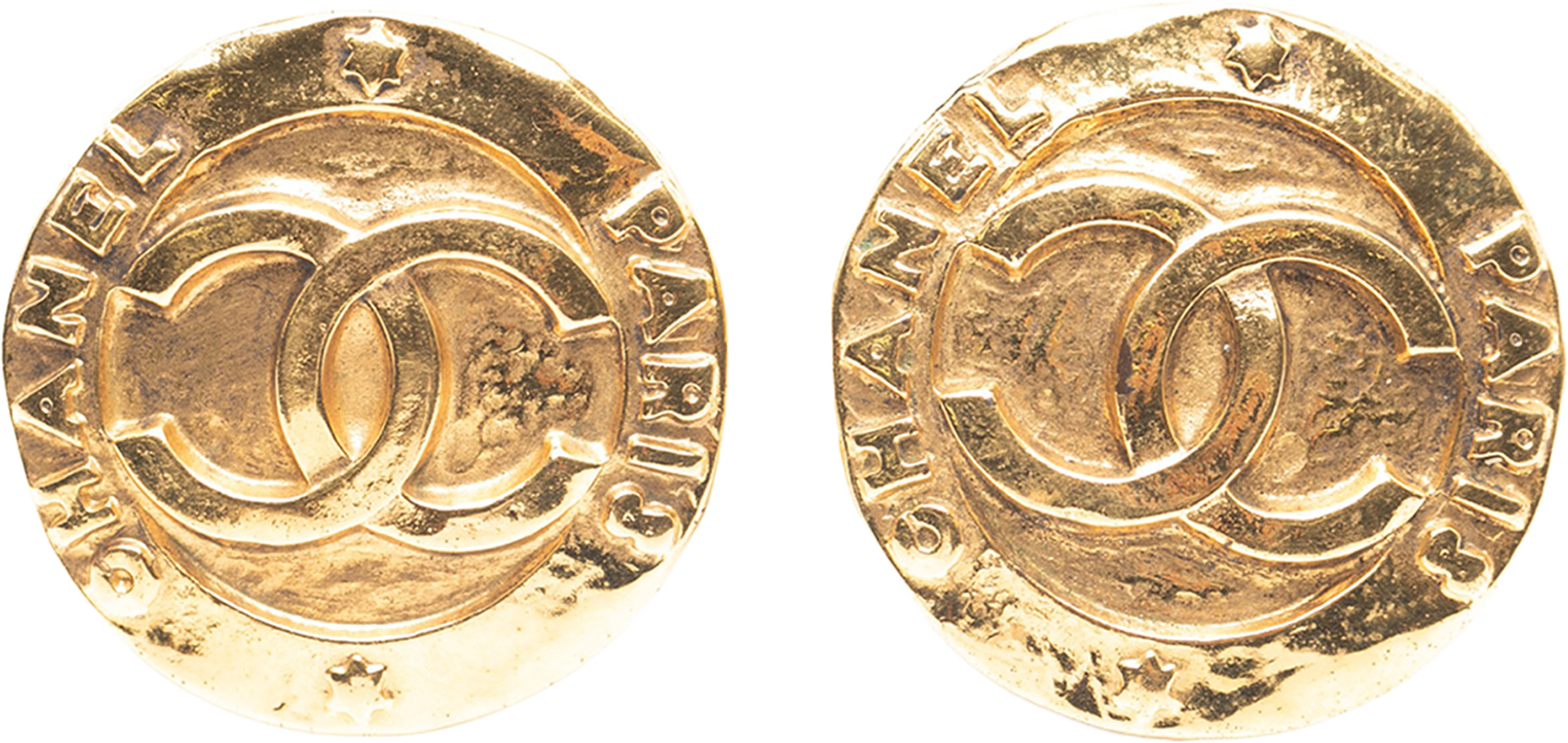 Chanel Gold Plated Cc Round Clip On Earrings, från Luxclusif, i färgen gold. Klicka för att öppna bilden i stort format