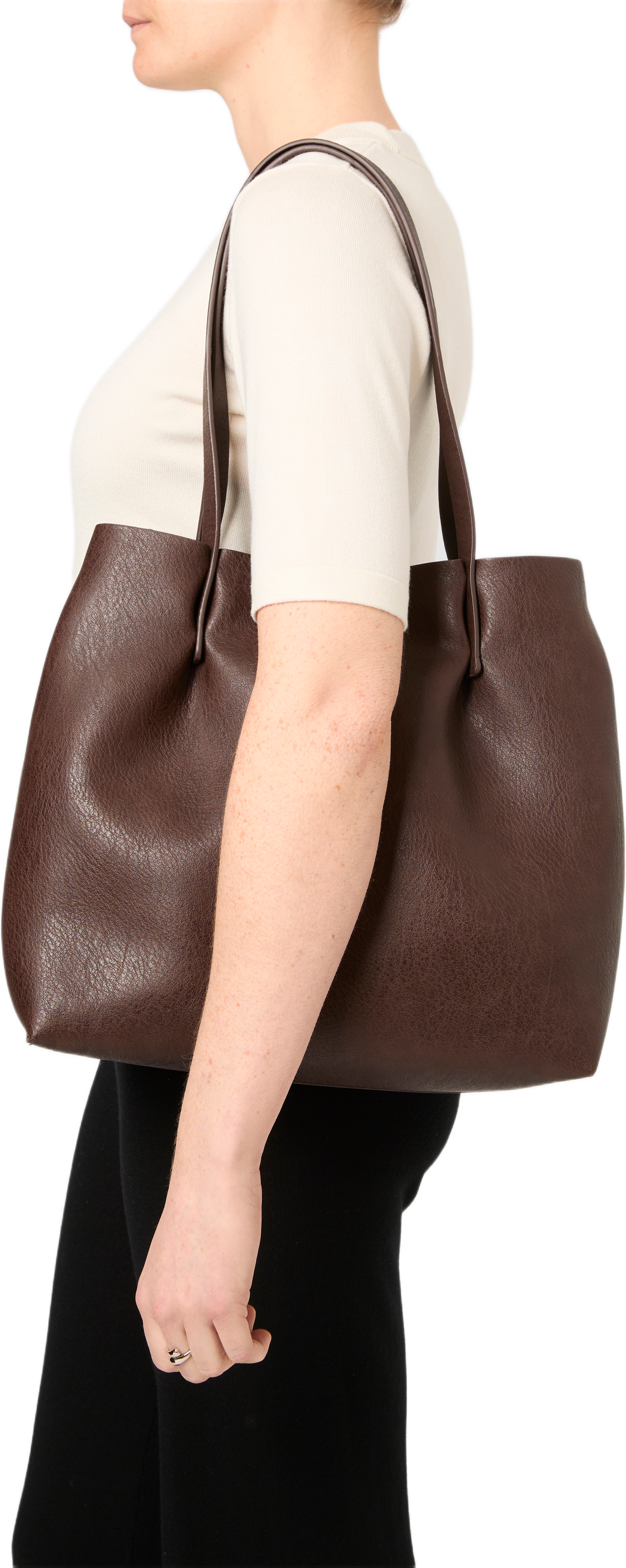 Toteväska i läderimitation GRY, från Å WOMAN, i färgen Dk Brown. Klicka för att öppna bilden i stort format