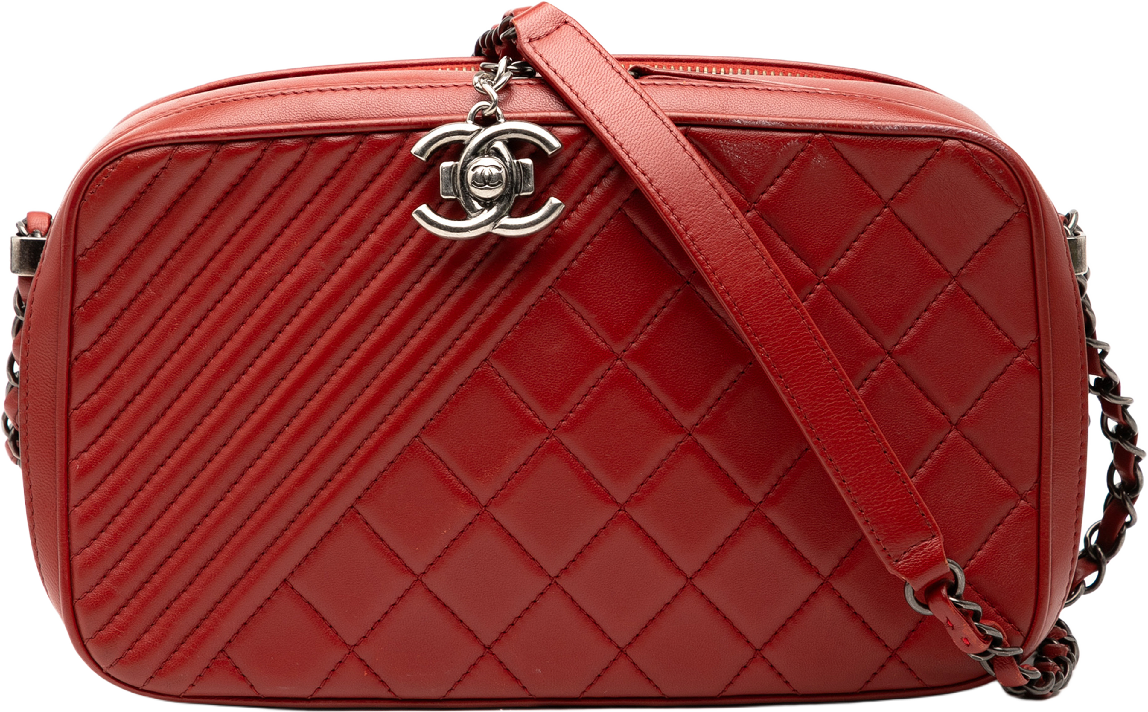Chanel Medium Quilted Lambskin Coco Boy Camera Bag, från Luxclusif, i färgen red. Klicka för att öppna bilden i stort format