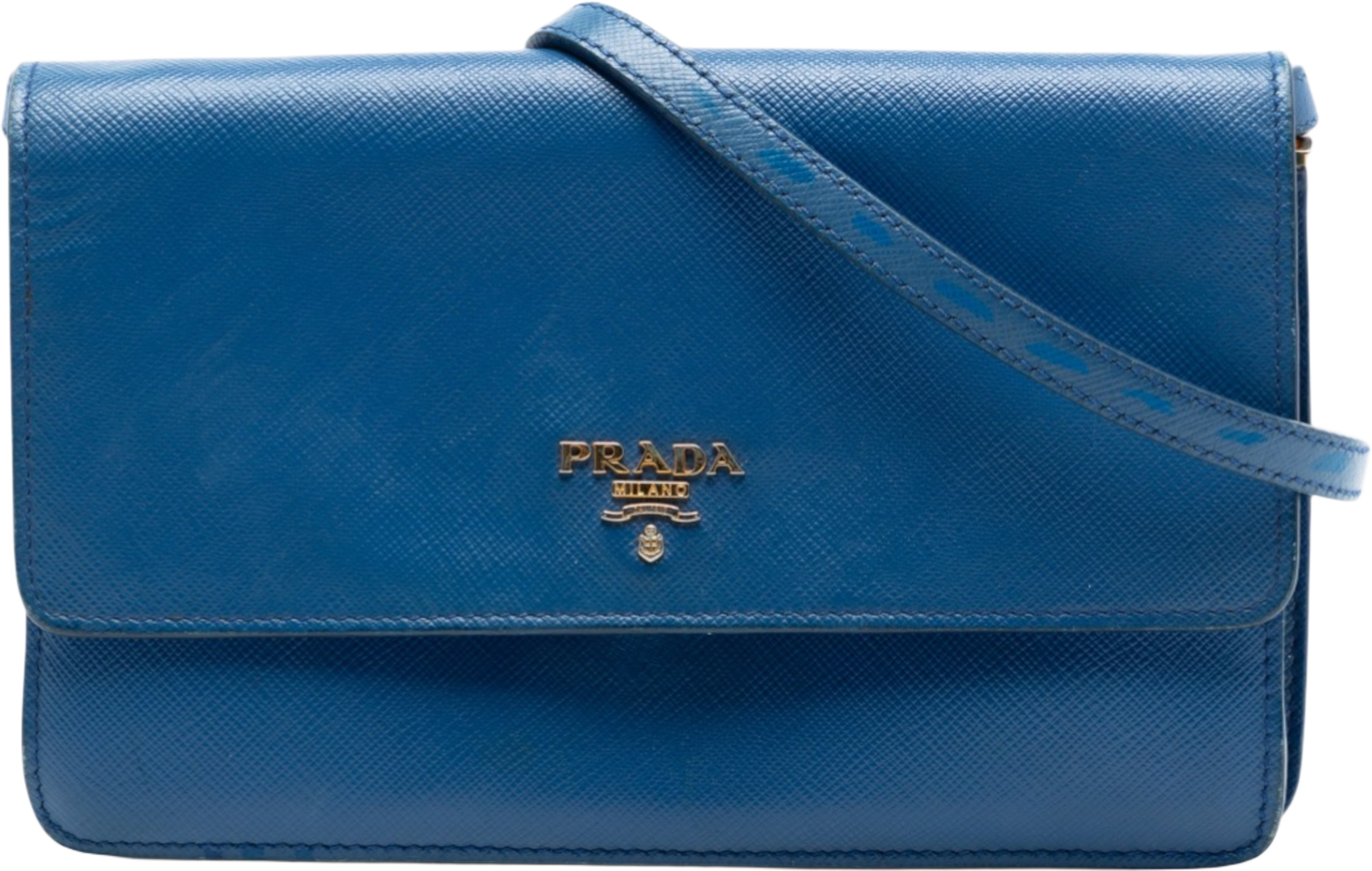 Prada Saffiano Wallet On Strap, från Luxclusif, i färgen blue. Klicka för att öppna bilden i stort format