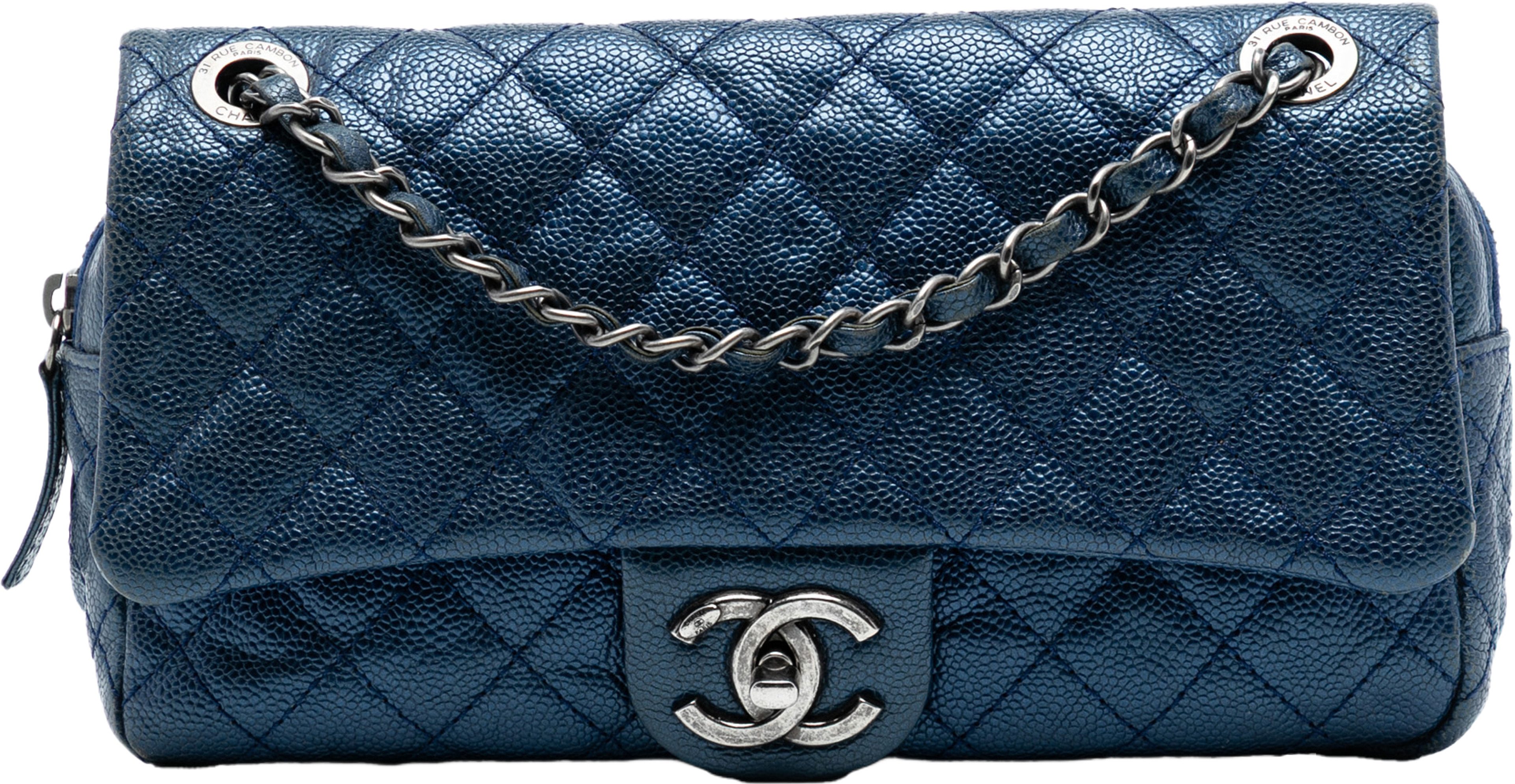 Chanel Medium Quilted Iridescent Caviar Easy Flap, från Luxclusif, i färgen blue. Klicka för att öppna bilden i stort format