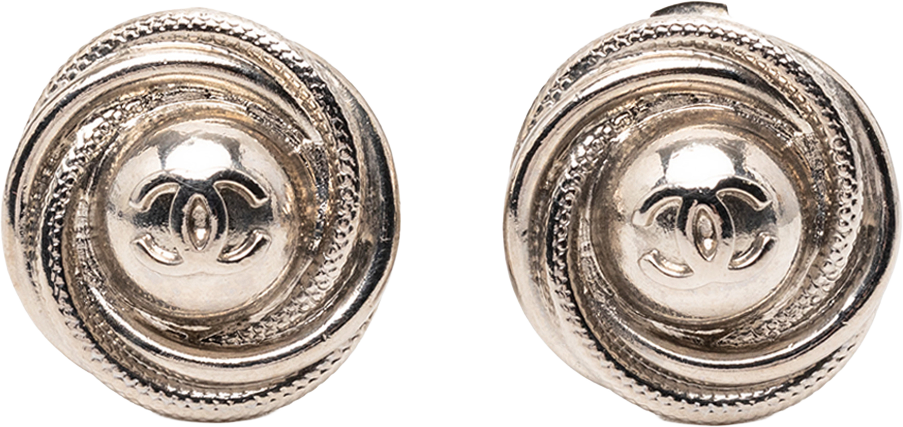 Chanel Cc Silver Plated Round Clip On Earrings, från Luxclusif, i färgen silver. Klicka för att öppna bilden i stort format