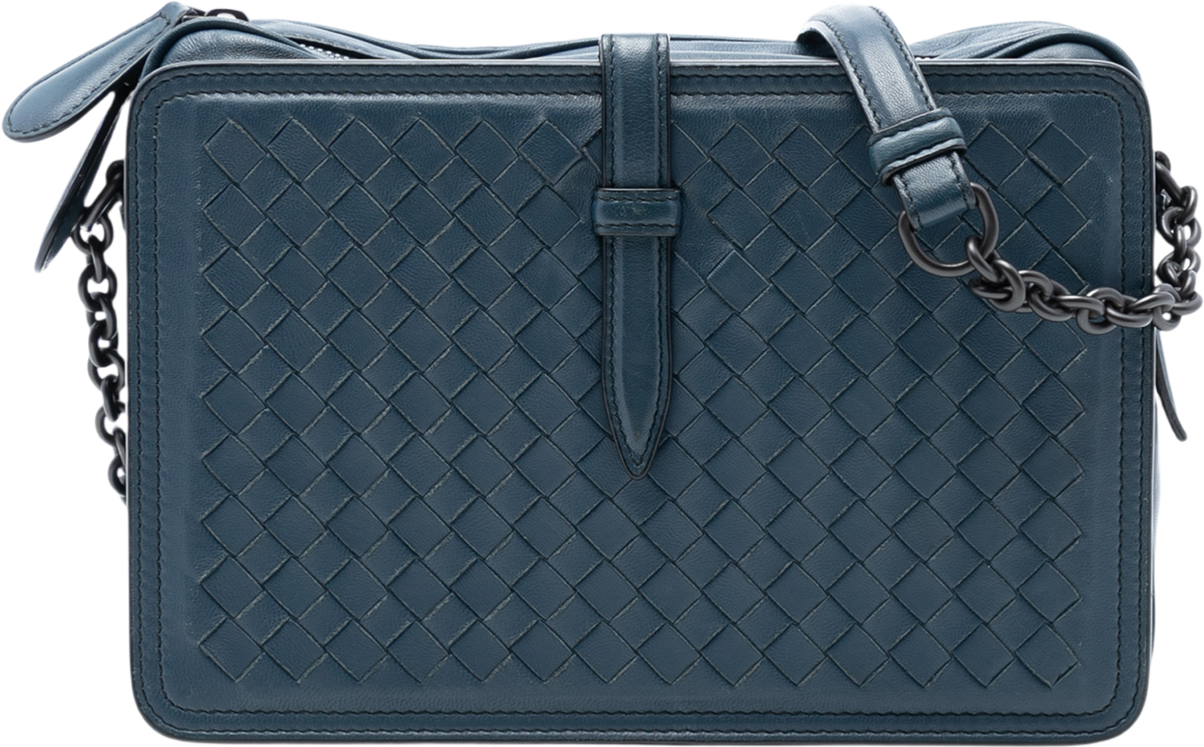 Bottega Veneta Nappa Intrecciato Belt Flap Camera Bag, från Luxclusif, i färgen dark blue. Klicka för att öppna bilden i stort format
