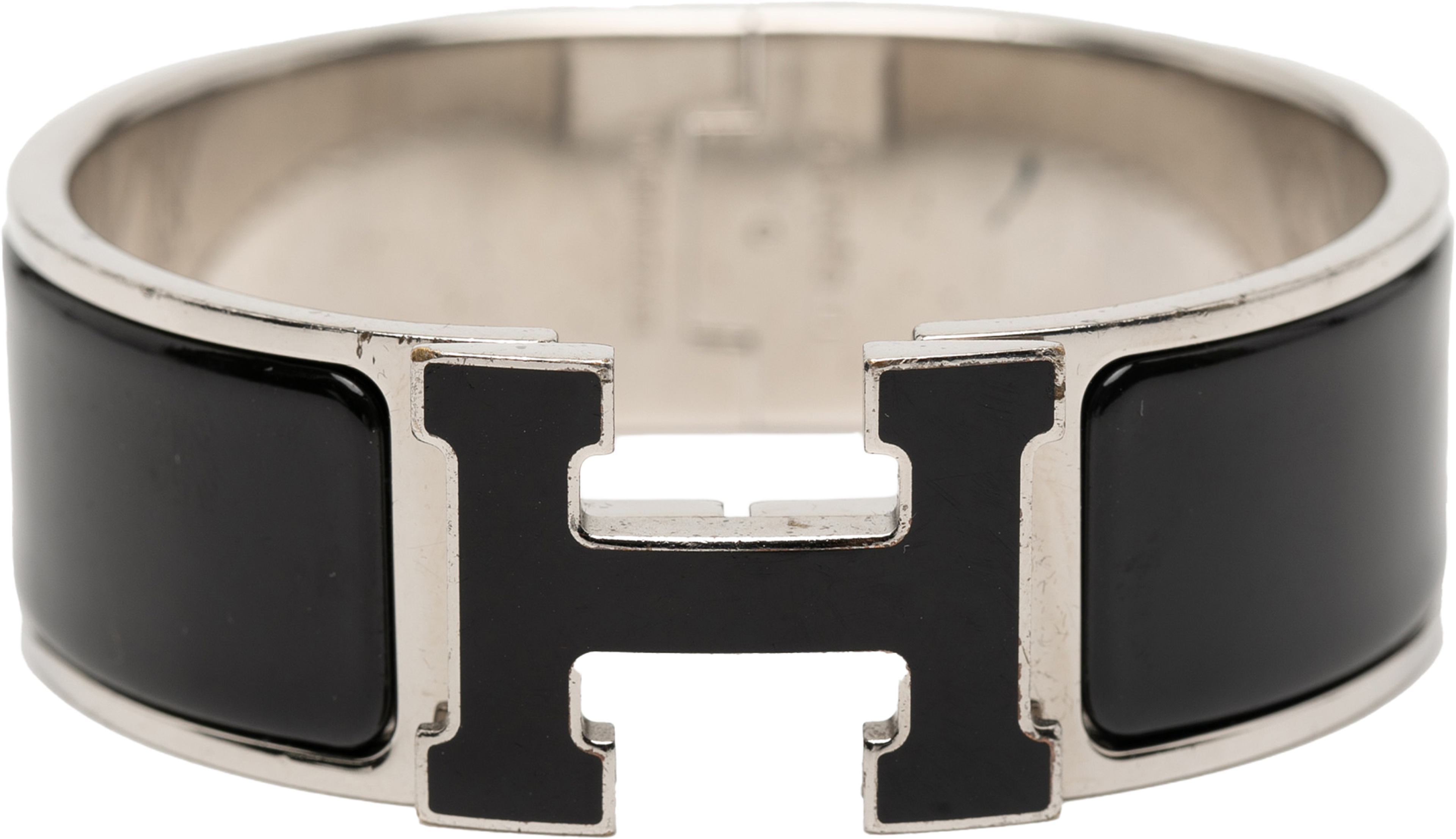 Hermès Wide Enamel Clic Clac H Bracelet Pm, från Luxclusif, i färgen black. Klicka för att öppna bilden i stort format