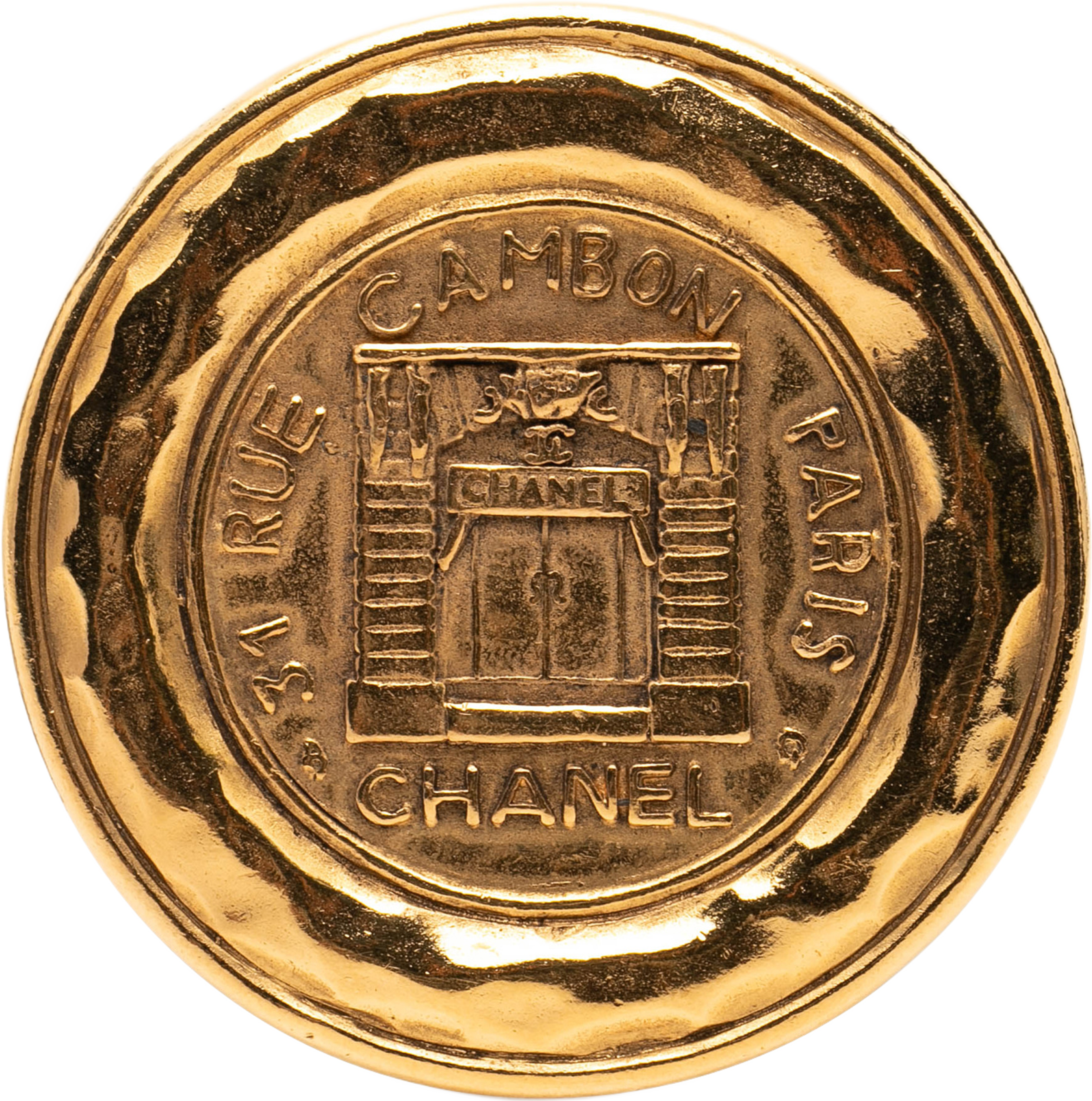 Chanel Gold Plated 31 Rue Cambon Brooch, från Luxclusif, i färgen gold. Klicka för att öppna bilden i stort format