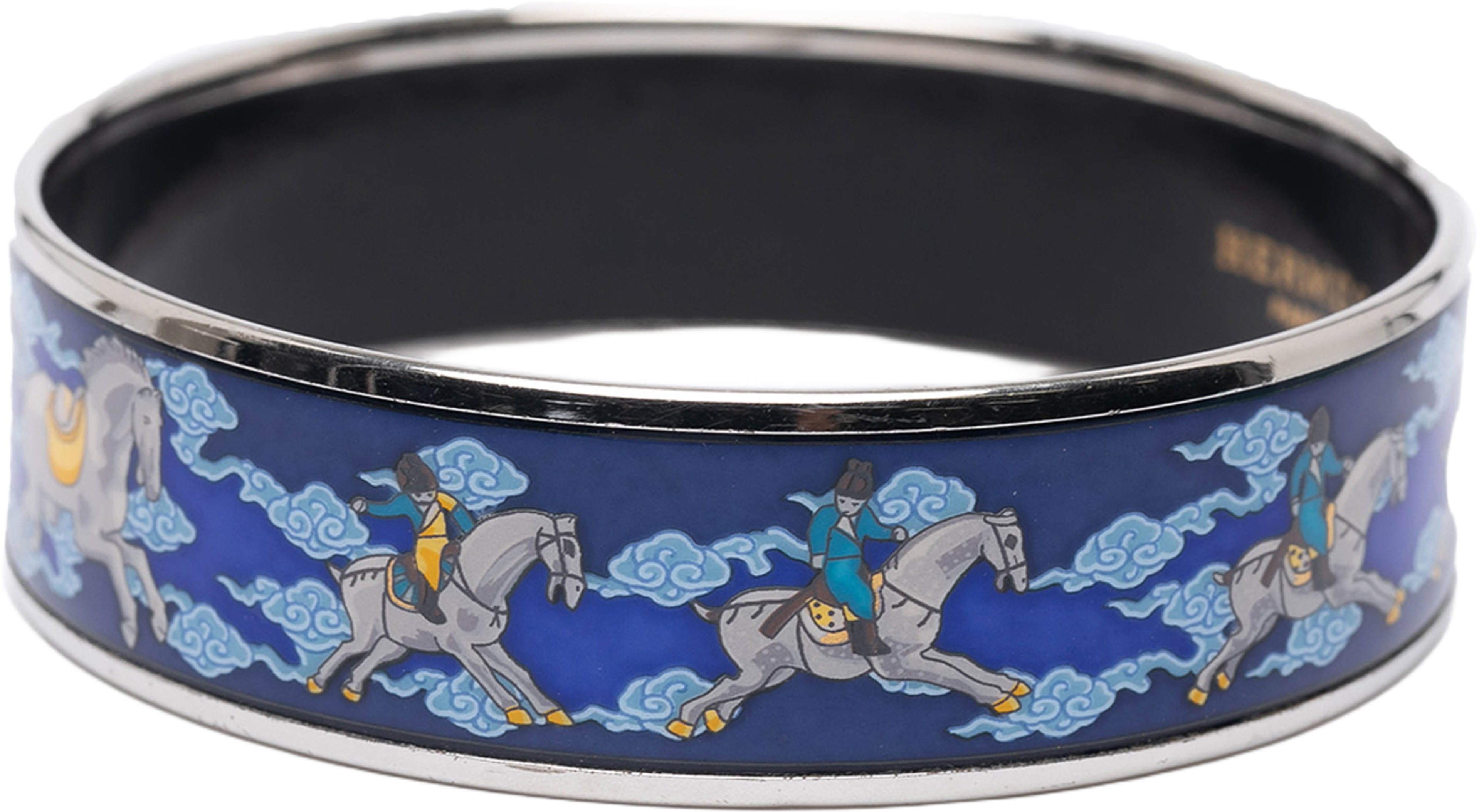 Hermès Wide Enamel Horse Riding Motif Bangle, från Luxclusif, i färgen blue. Klicka för att öppna bilden i stort format