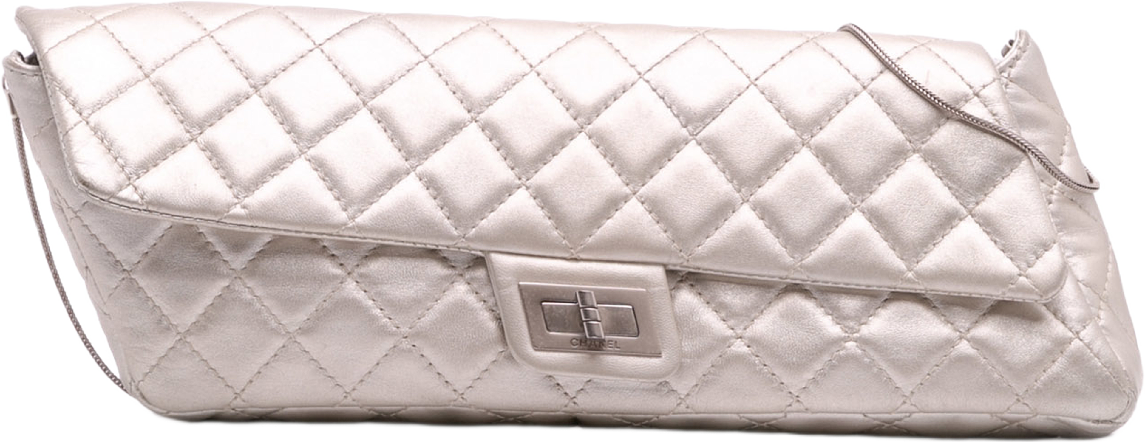 Chanel Reissue 2.55 Metallic Lambskin Clutch With Chain, från Luxclusif, i färgen silver. Klicka för att öppna bilden i stort format