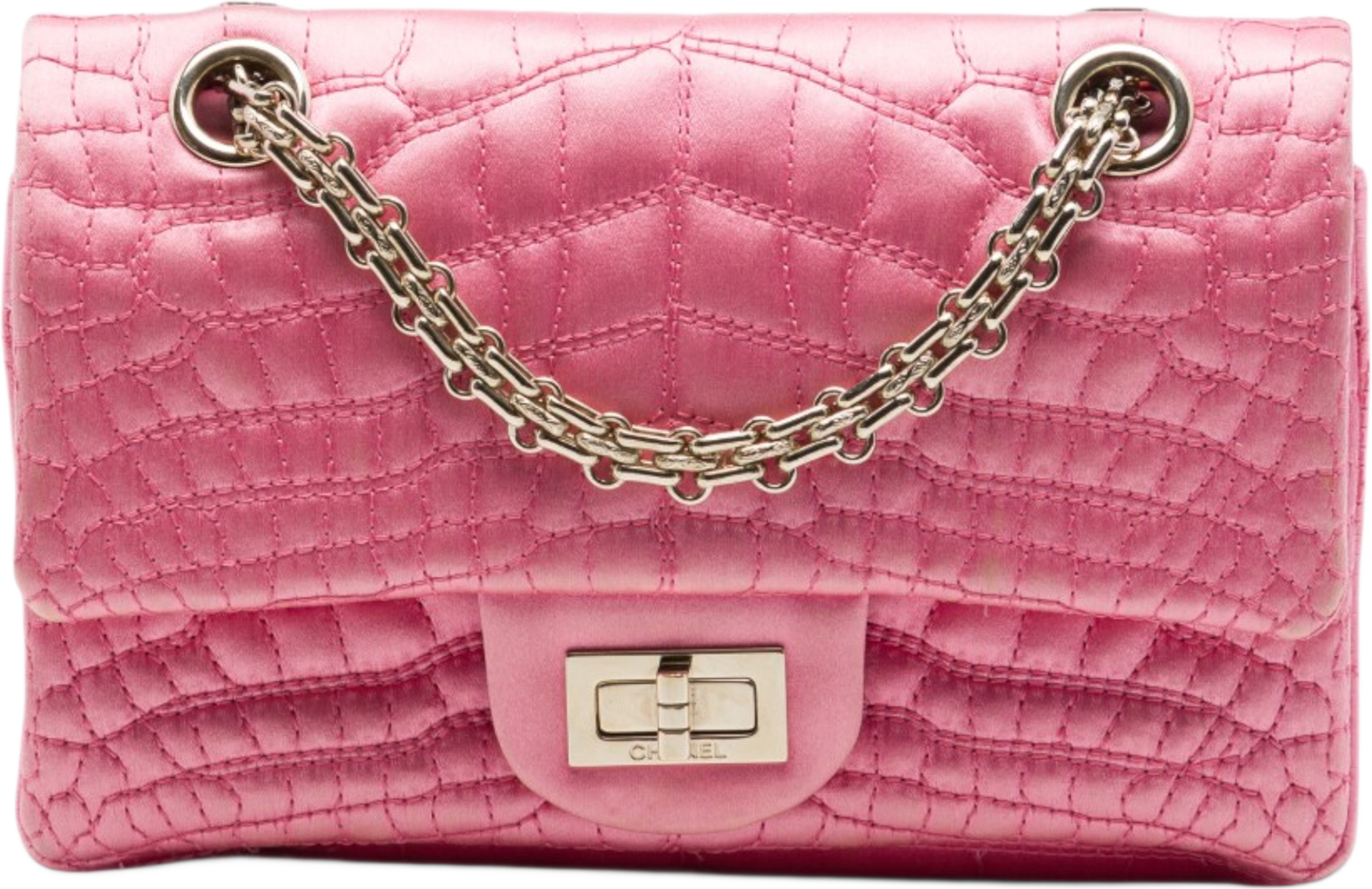 Chanel Coco Croc Quilted Satin Reissue 2.55 Double Flap 224, från Luxclusif, i färgen rosa. Klicka för att öppna bilden i stort format