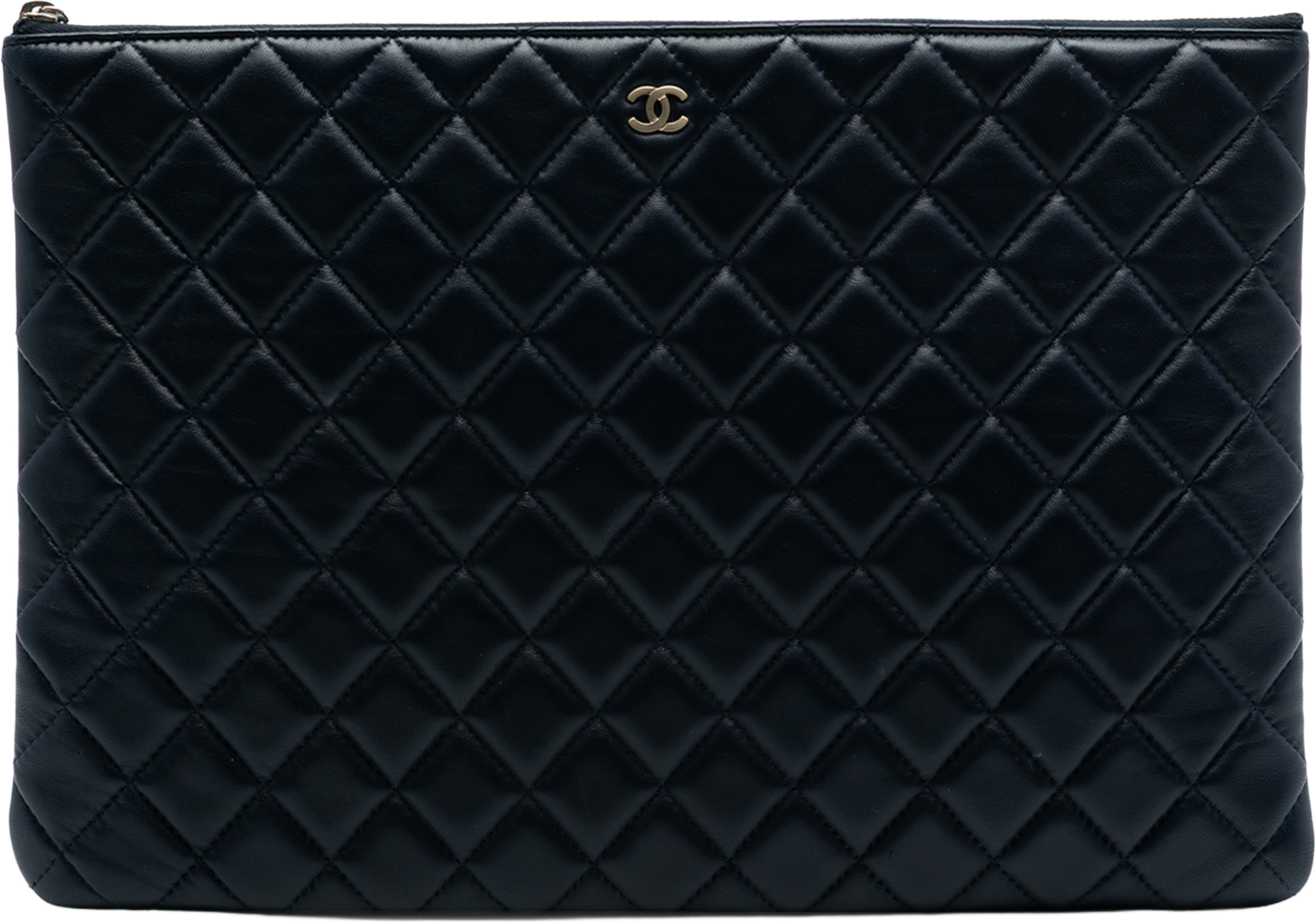 Chanel Large Quilted Lambskin O Case Clutch, från Luxclusif, i färgen navy. Klicka för att öppna bilden i stort format
