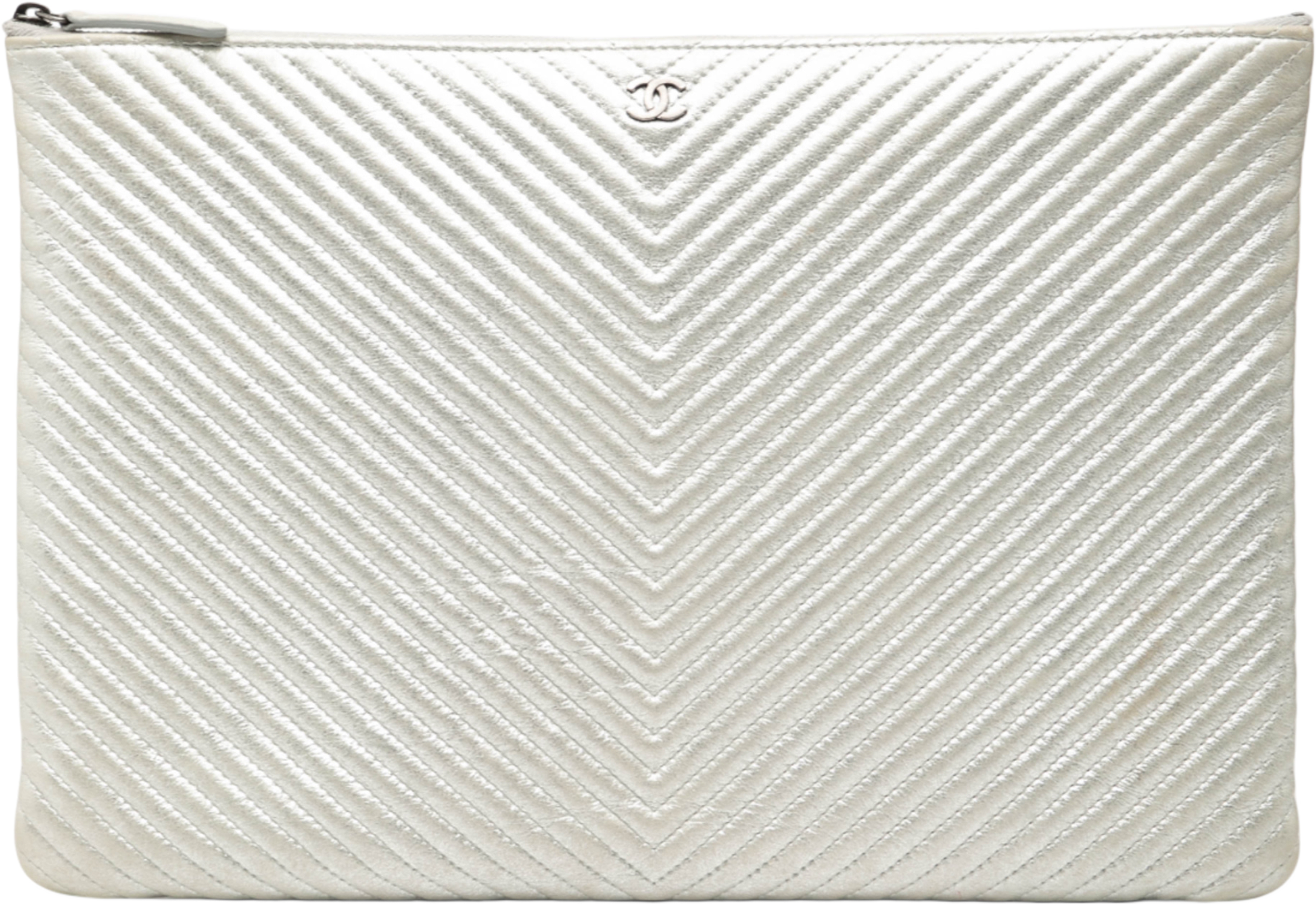 Chanel Large Chevron Metallic Calfskin O Case Clutch, från Luxclusif, i färgen silver. Klicka för att öppna bilden i stort format