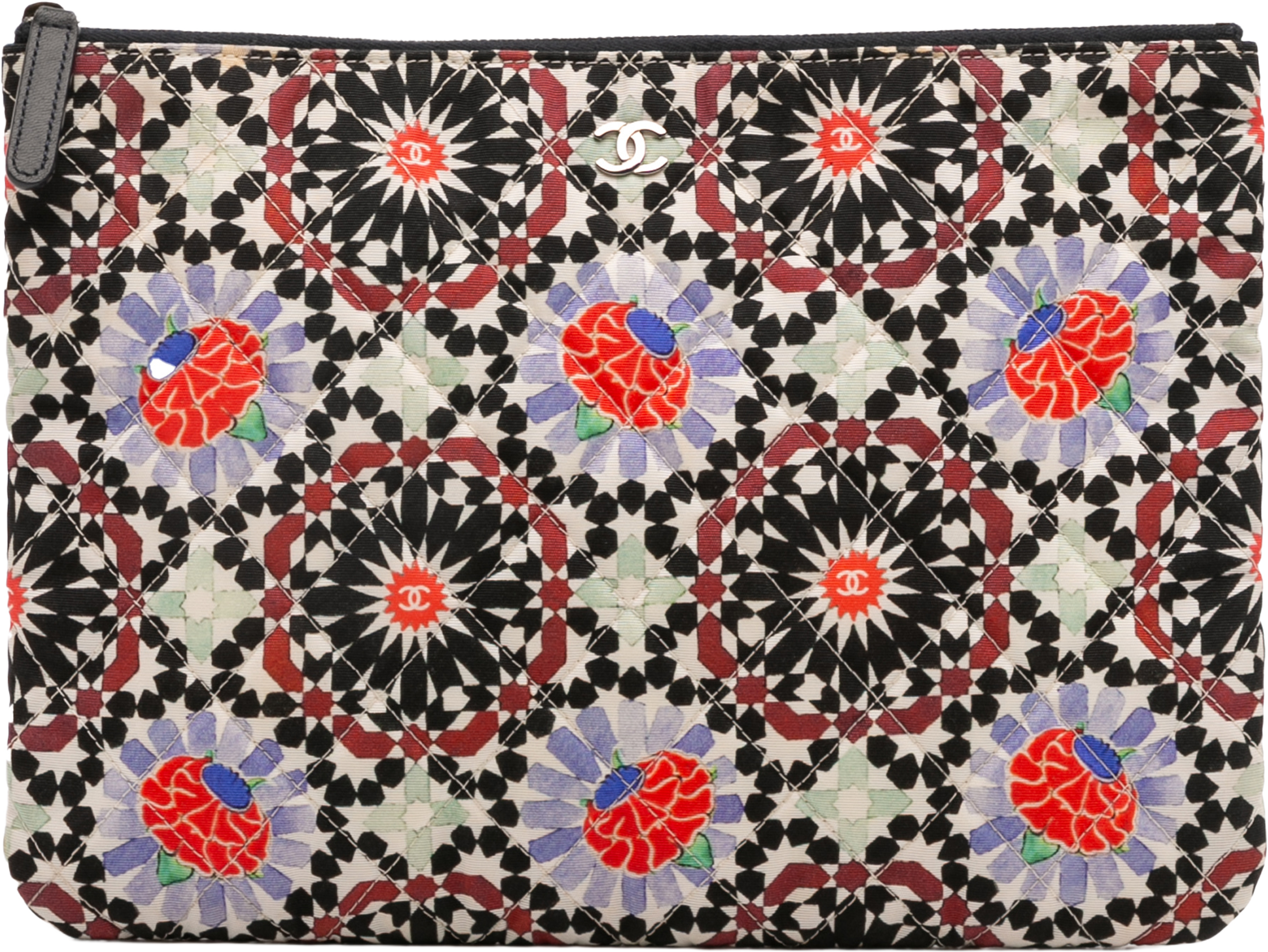 Chanel Paris Dubai Medium Printed Canvas Cosmetic Case, från Luxclusif, i färgen off white. Klicka för att öppna bilden i stort format