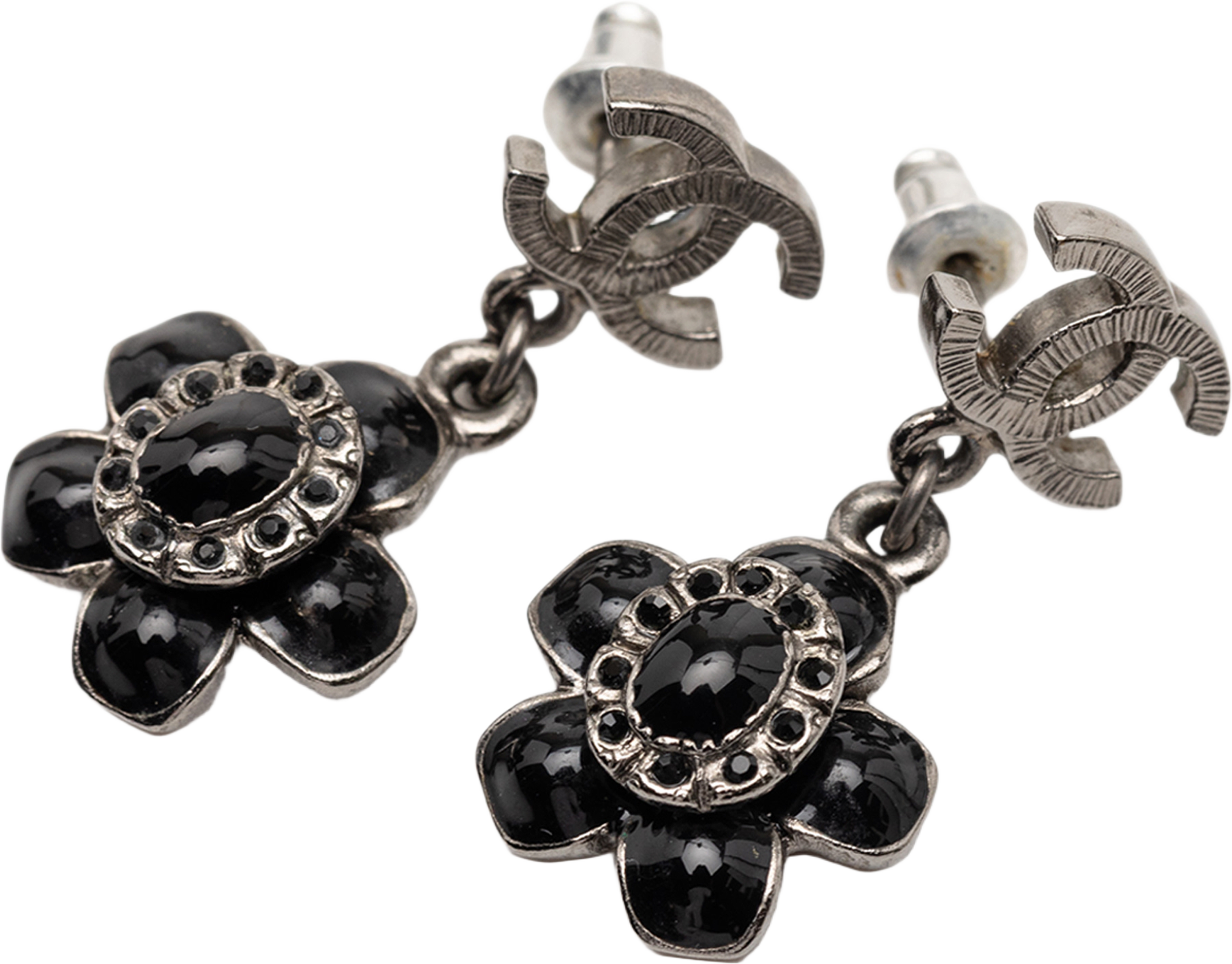 Chanel Cc Silver Plated Enamel Flower Drop Earrings, från Luxclusif, i färgen silver. Klicka för att öppna bilden i stort format