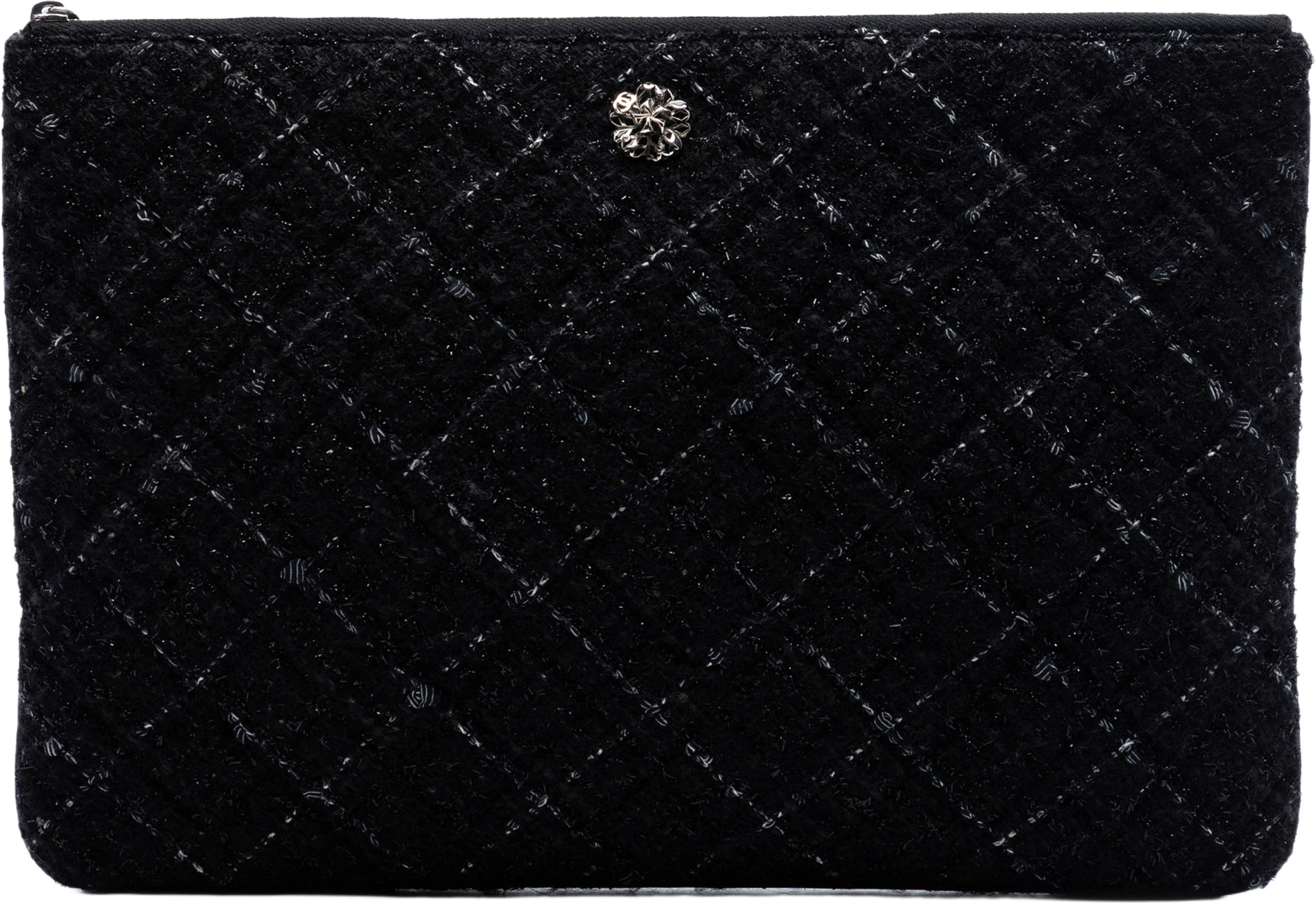 Chanel Large Quilted Tweed And Lambskin Camellia O Case Clutch, från Luxclusif, i färgen black. Klicka för att öppna bilden i stort format